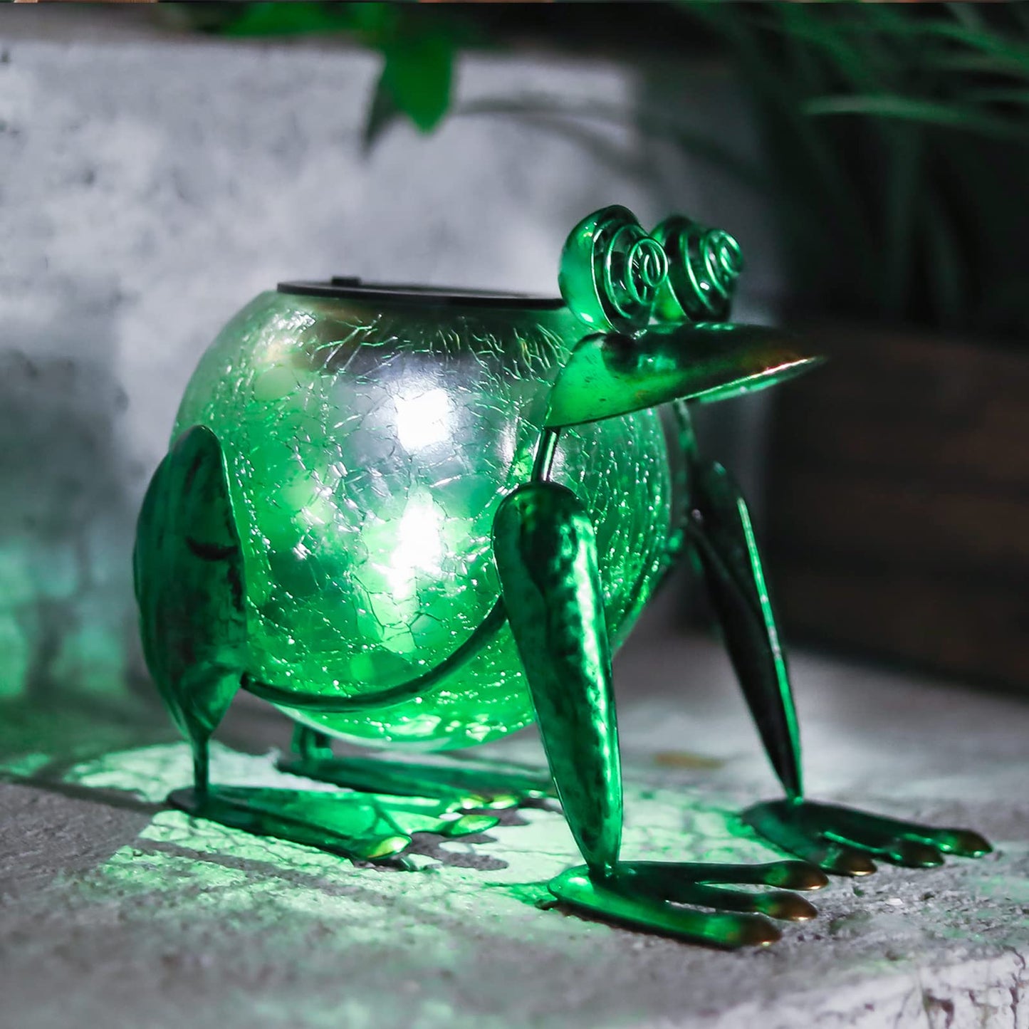 Solar Garden Lantern Waterproof LED Frog Solar Lights Outdoor Decorative Tabletop Lanterns Lamp for Pool Decor and Yard Patio Table Decoration or Mother's Day Gifts