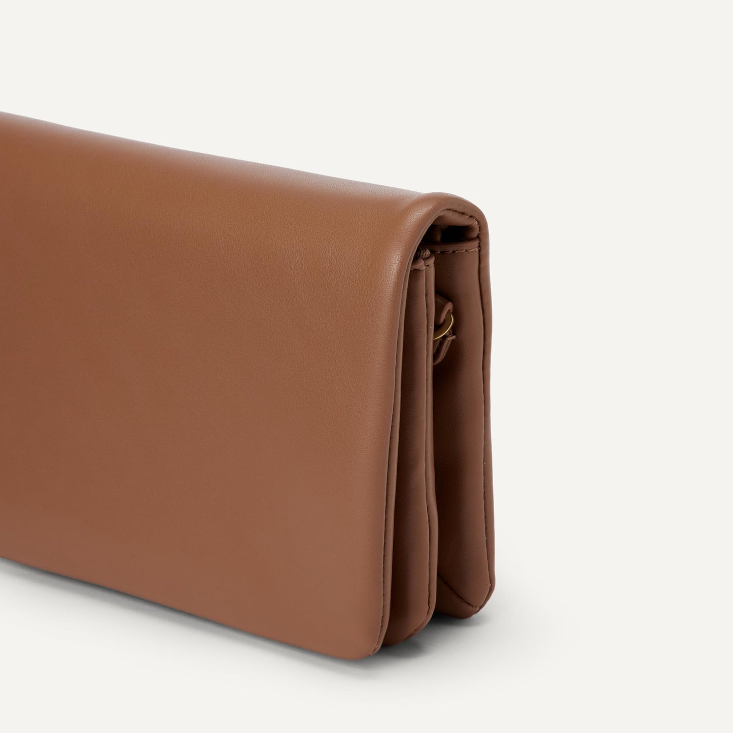 Amazon Essentials Women's Lightweight Clutch Crossbody Bag, Tan, One Size