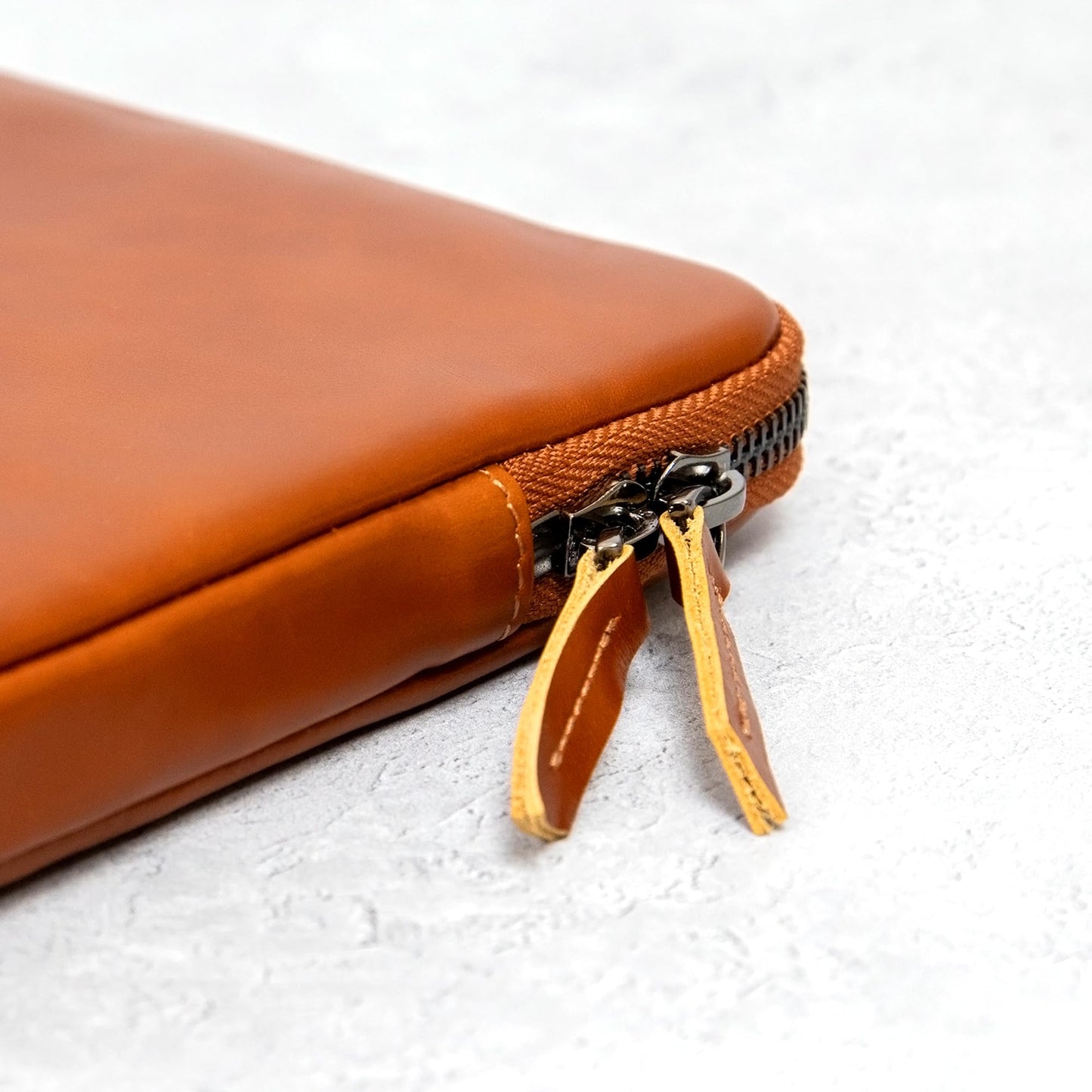 Casemade Real Leather Laptop Case/Zipped Folio Bag with Inner Pocket & Wool Lining Compatible with Apple MacBook, HP, Dell, Asus, Levovo (14 Inch - Tan)