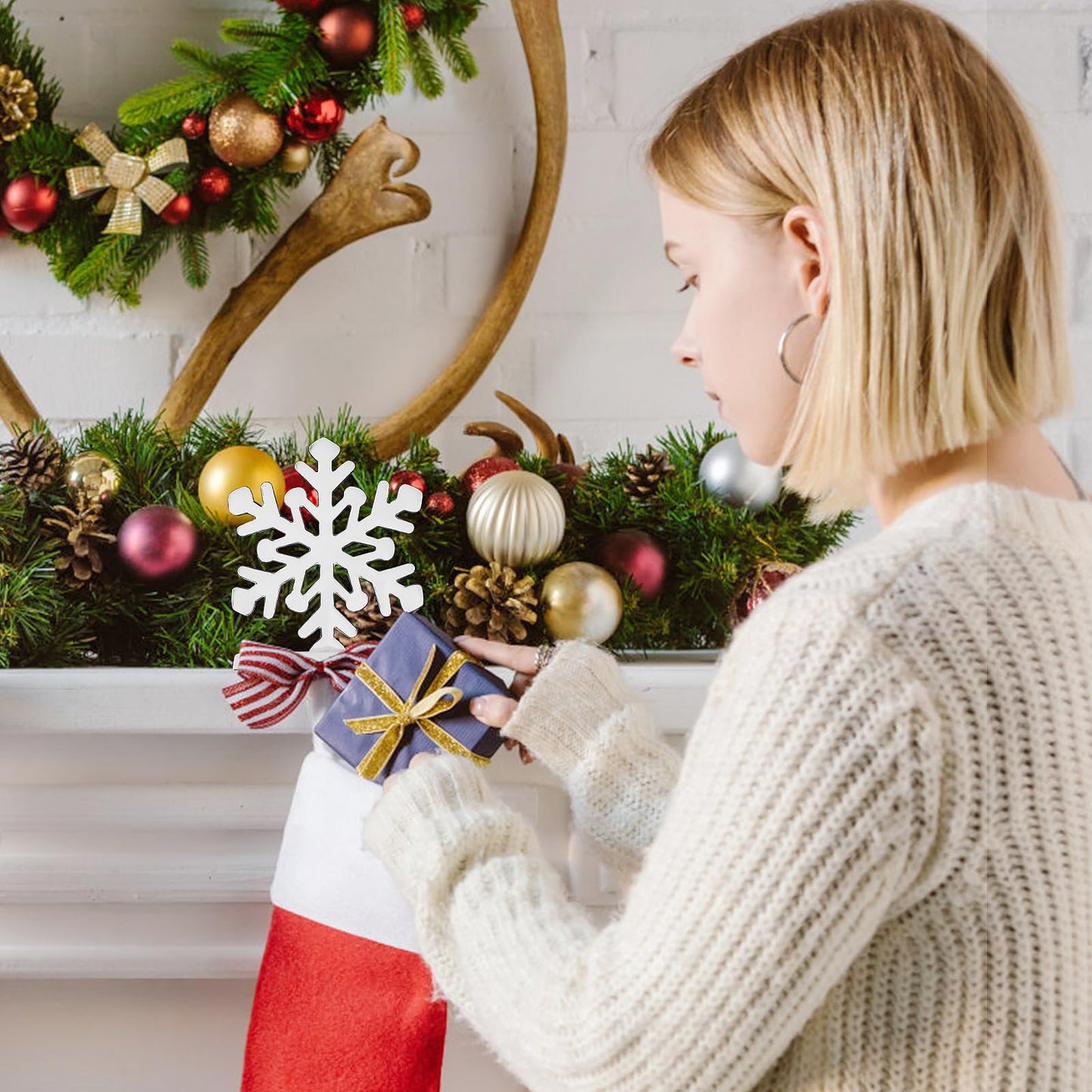 Hxezoc Snowflake Christmas Stocking Holders Silver Metal Mantel Stocking Hangers for Christmas Fireplace Mantel Decorations Christmas Holiday Supplies (Small)