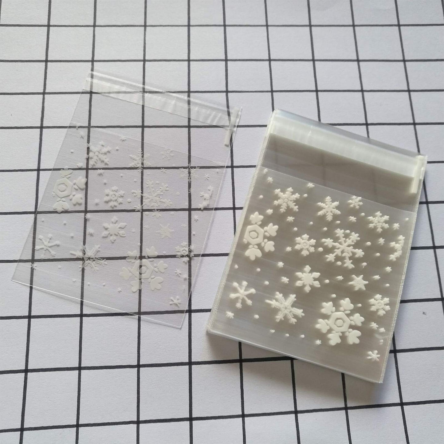 TAPEGO Snowflake Cookie Bags Christmas Cellophane Bags Candy Bakery Gift Bags Self Adhesive Resealable OPP Bags Christmas Party Supplies 100PCS
