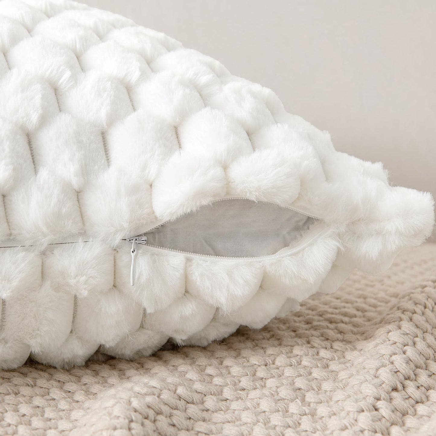 MIULEE White Faux Fur Decorative Throw Pillow Covers 20x20 Inch Set of 2 Super Soft Cozy Plush Cushion Cases Luxury Fluffy Pillowcases for Sofa Couch Bed Living Room