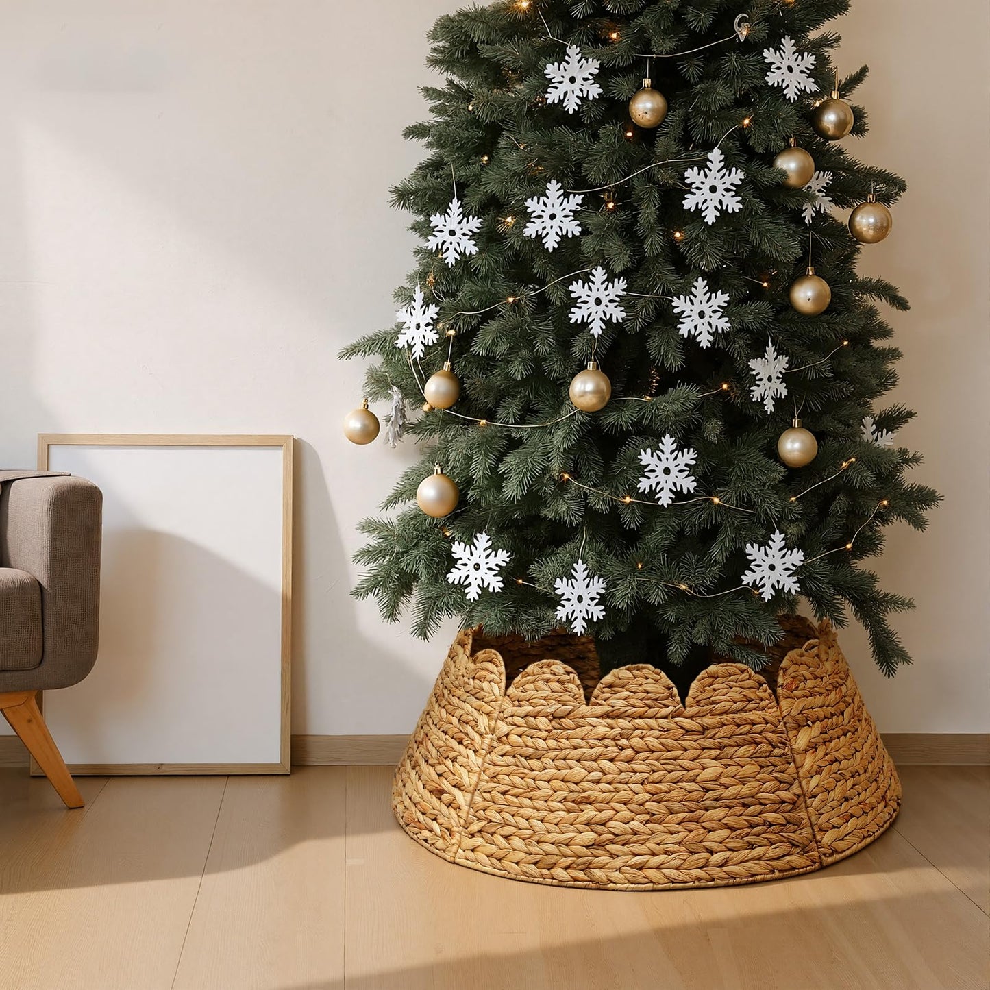 Cinnvoice Woven Rattan Scalloped Christmas Tree Collar 24 Inch Natural Ring Rustic Farmhouse Water Hyacinth Base Cover Skirt for 4-6 ft Xmas Tree Holiday House Decoration