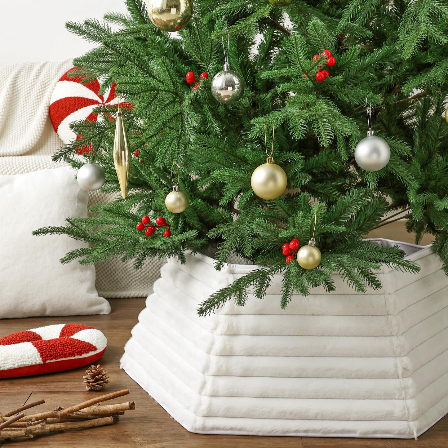 Christmas Tree Collar, 6 Panels Foldable White Luxury Plush Faux Fur Tree Ring, Thick Horizontal Stripe Textured Christmas Tree Base Cover, Soft Tree Skirt for Holiday Decorations Xmas Home Decor Boho