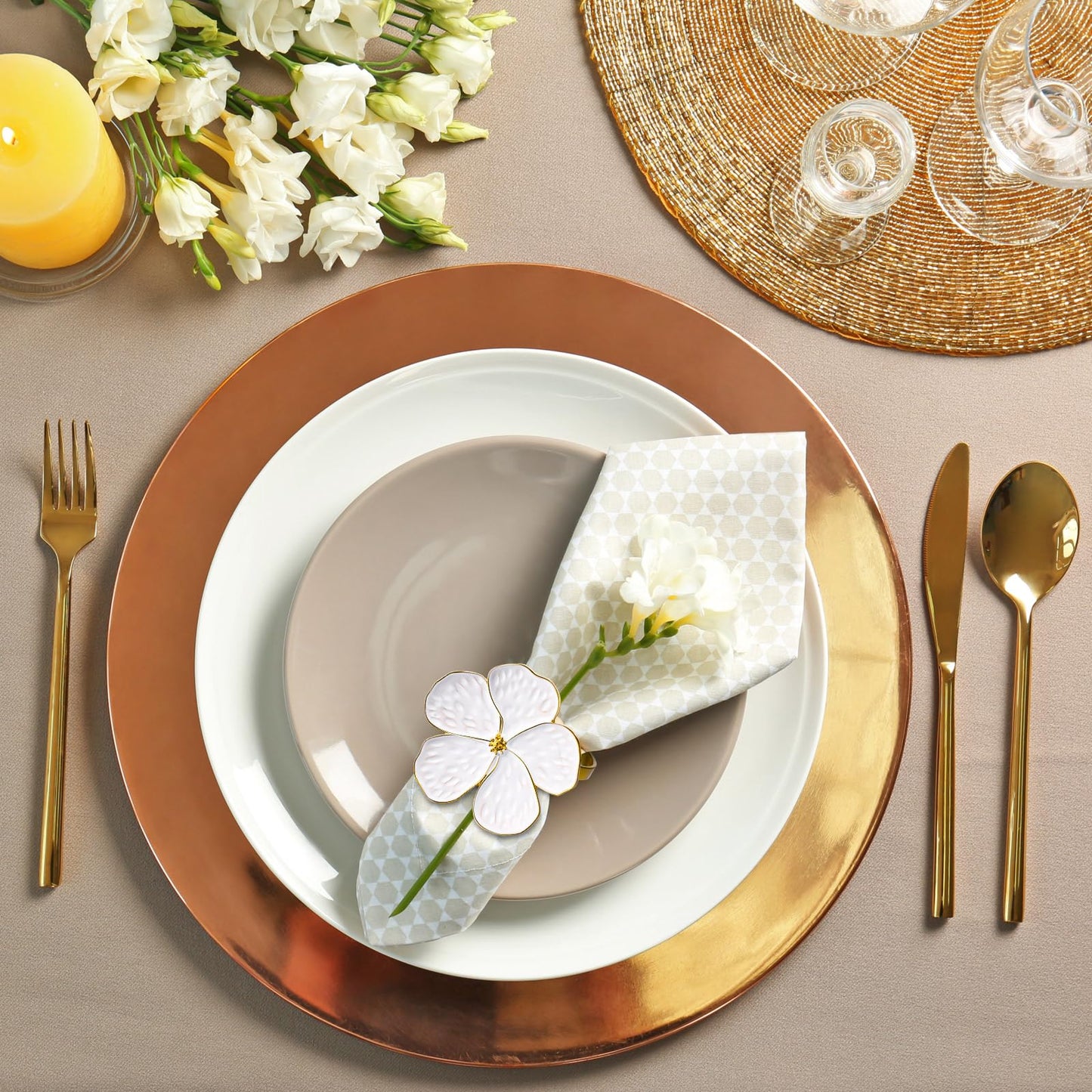 Patelai 24 Pcs White Flower Napkin Rings Bulk Gold Cloth Napkin Holder Set Floral Serviette Buckles Table Decor for Wedding Banquet Birthday Christmas Baby Shower Dinner Daily Use