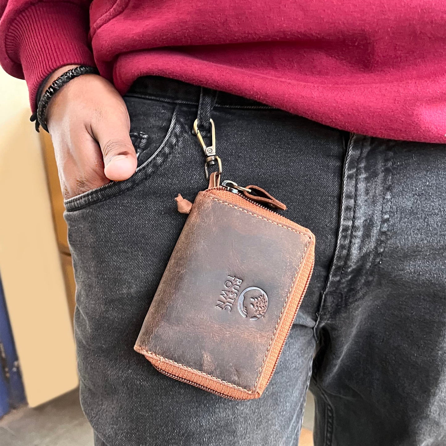 RUSTIC TOWN Leather Key Holder Case - Zippered Key Organizer Wallet with 8 Hooks for Keys, Cash, and Card - Gift for Men and Women
