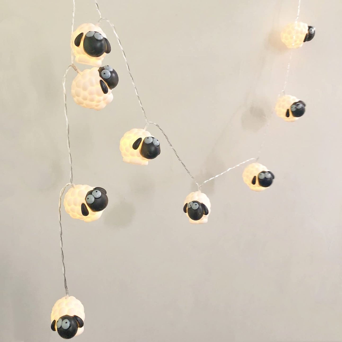 Sezrgiu Cute Painted Sheep Night Light LED Sheep Ornaments String Lights Black Sheep Fairy Light Battery Powered Indoor Outdoor Party Decor Night Light (10LED, Black Sheep)