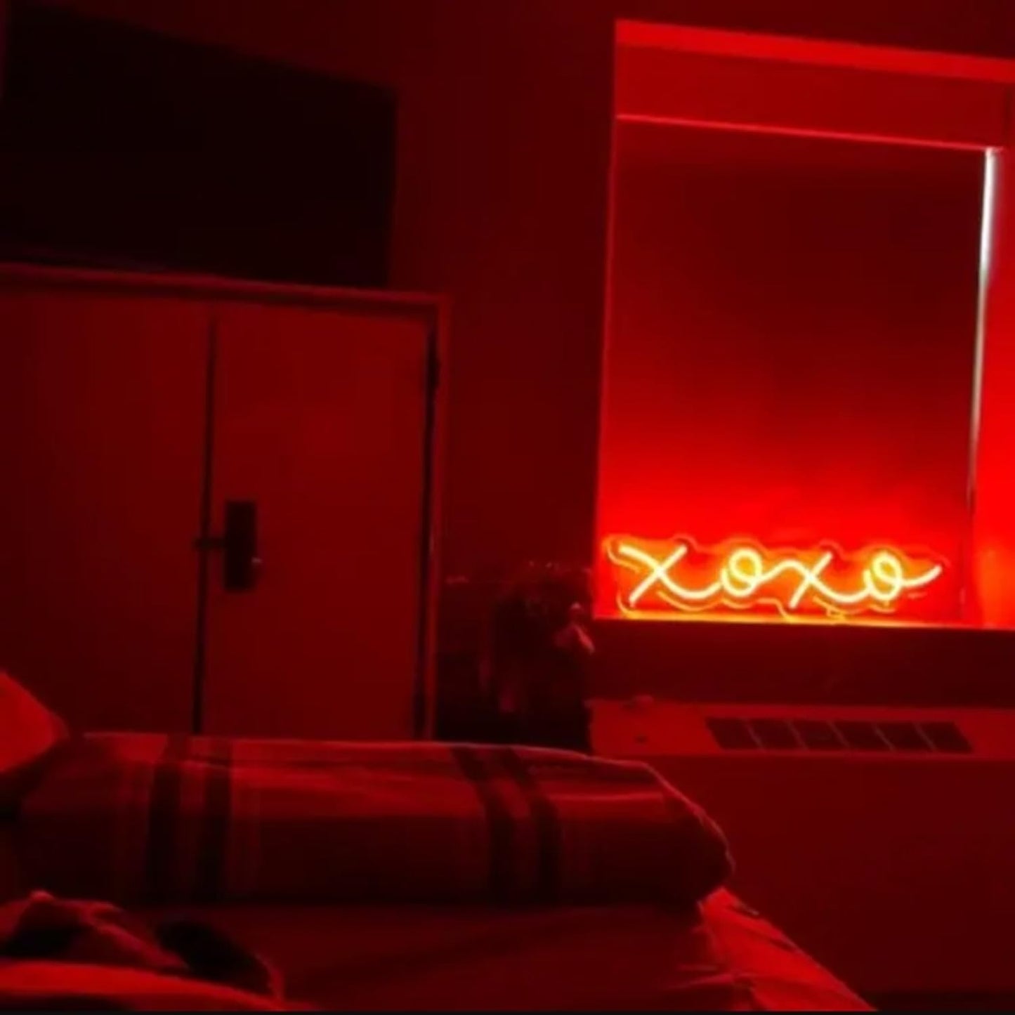 Neon Sign Lights XOXO, Modern Wedding Décor Signs,XOXO Neon Light with Dimmable Switch and Hanging Chain for Bedroom Dorm Hotel Pub Bar Wedding Party Decor,Valentine's Gifts for Her,11.4x4.3In