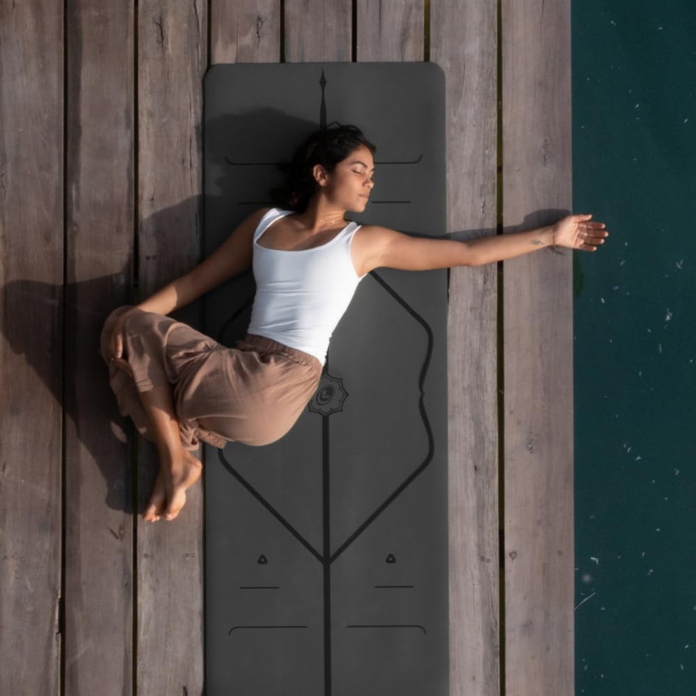 Liforme Original Yoga Mat – Free Yoga Bag Included - Patented Alignment System, Warrior-like Grip, Non-slip, Eco-friendly and Biodegradable, sweat-resistant, 4.2mm thick mat for comfort - Grey