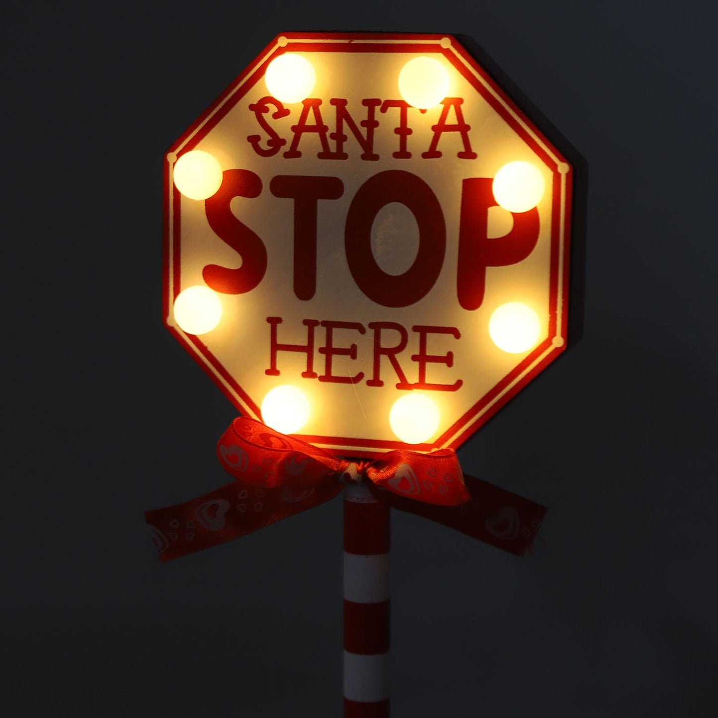 NOENNULL Light Up Santa Stop Here Sign, Santa Stop Here Pole Sign with LED Warm Light Wooden Xmas Desktop Battery Operated Xmas LED for Indoor Holiday Party Fireplace Decoration