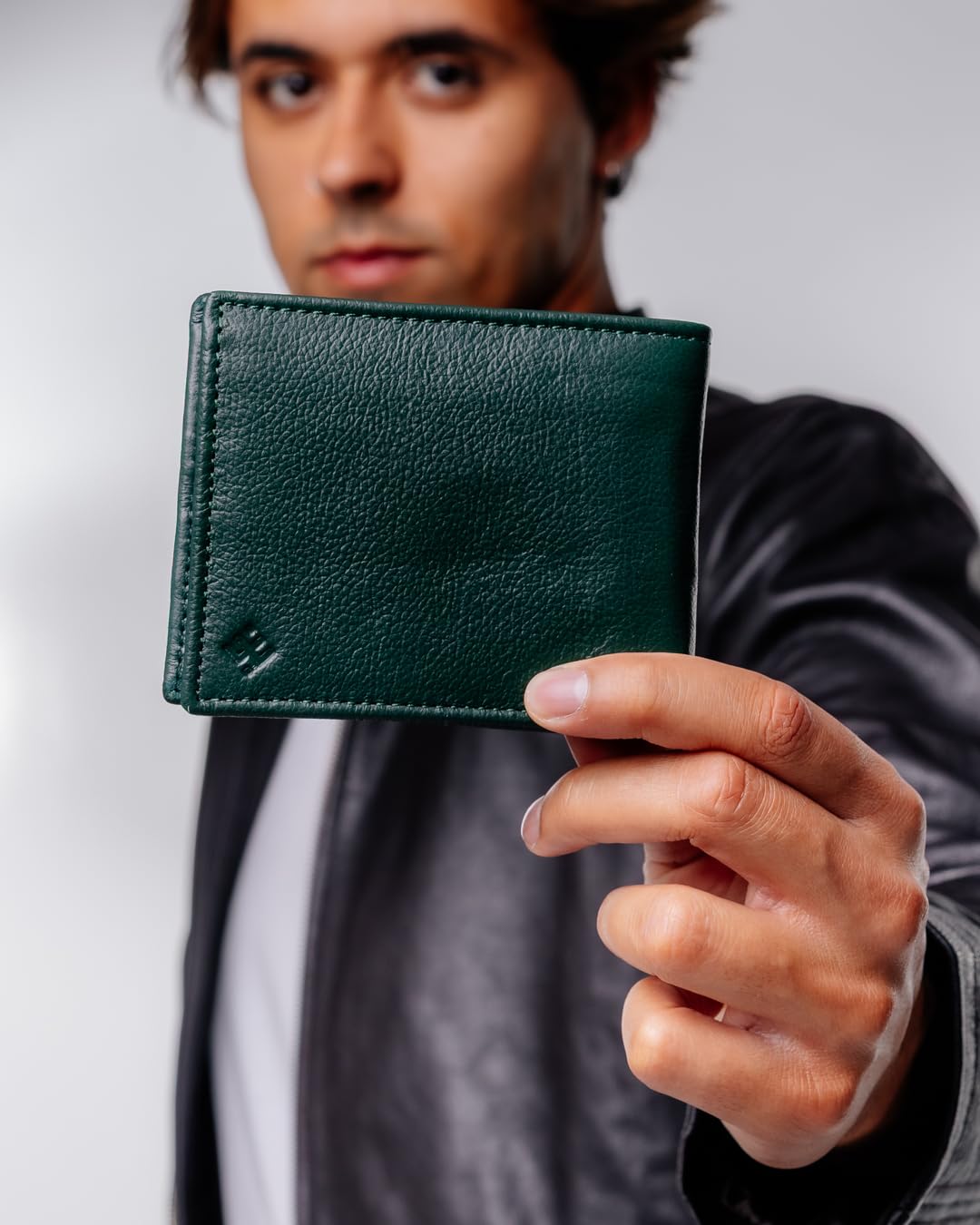 Chic And Clicks Men's Genuine Bifold Wallet -RFID Blocking – Premium full-grain leather se handmade Leather 6 Card Slim Bifold Wallet. (Green)