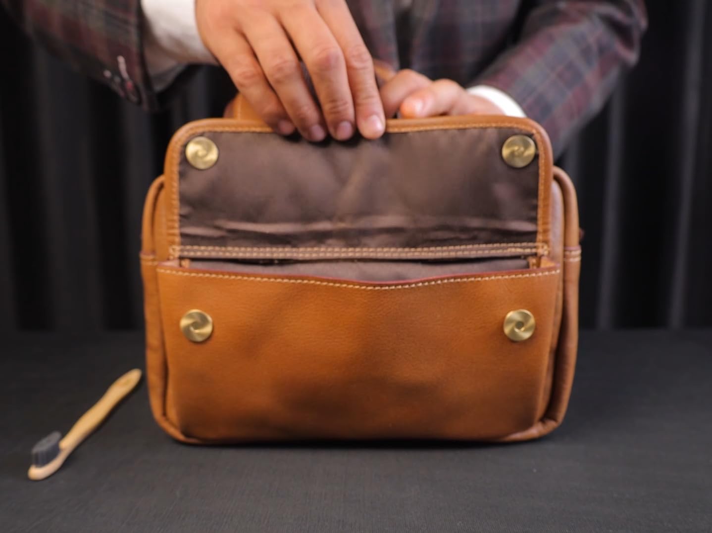 De Lira Extra Large Full-grain Leather Toiletry Bag, Shaving Kit & Cosmetics Case, 10x6x5.5 in, Travel Organizer for Men & Women, Light Brown