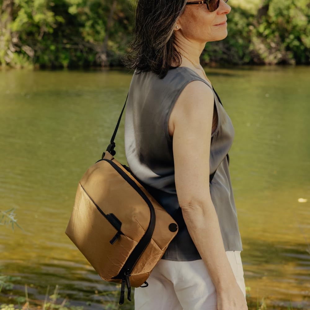 Peak Design Everyday Sling 6L, Coyote, Padded Adjustable Shoulder Strap for Crossbody or Waist Carry, FlexFold Dividers, Ideal for Carrying Cameras or Everyday Essentials, Sling Bag for Men and Women