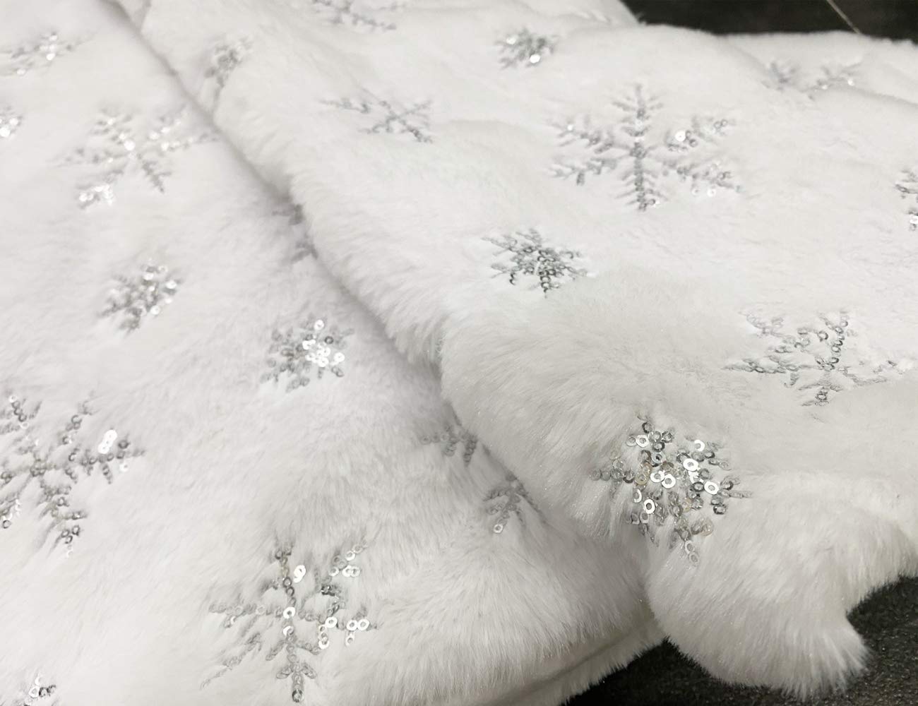 CHICHIC 48 Inch Large Christmas Tree Skirt White Tree Skirt Xmas Faux Fur Tree Skirts Christmas Decorations for Holiday Tree Ornaments Christmas Party Home Decorations with Sequin Silver Snowflakes