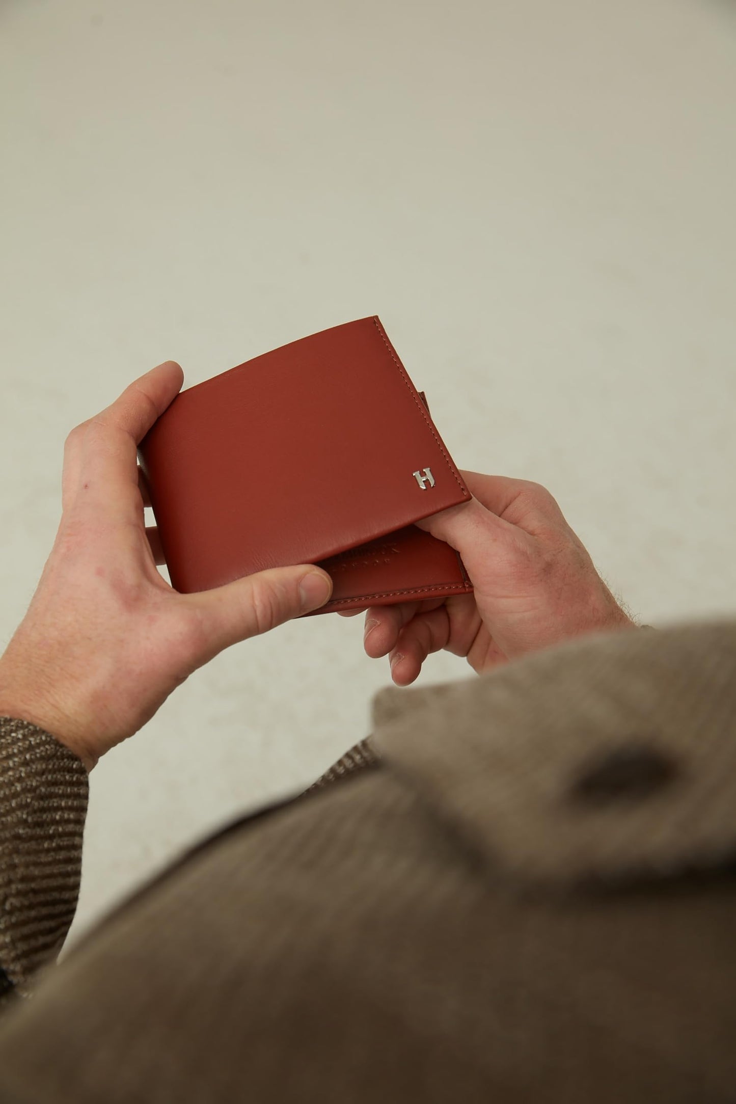 HELMBROOK London Wallet for Men, Slim Minimalist RFID Full Grain Leather, Handcrafted Bifold, 6 Card Slots, Gift Box Pouch, Christmas Birthday, Tan