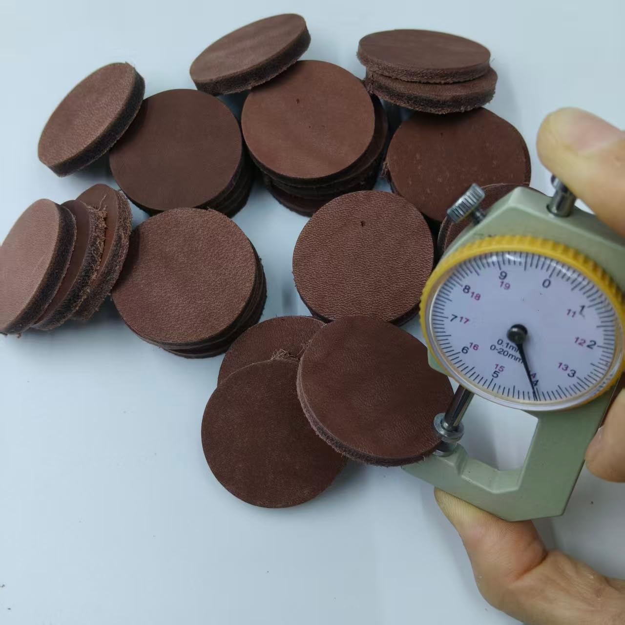 YiJiaXiang 40mm Diameter Round Sliced Genuine Leather, 3-5mm Thick Natural Leather, Suitable for Stamping pad Leather Cutting Pieces, Embossing Making Process (Coffee Color 30 Pieces)