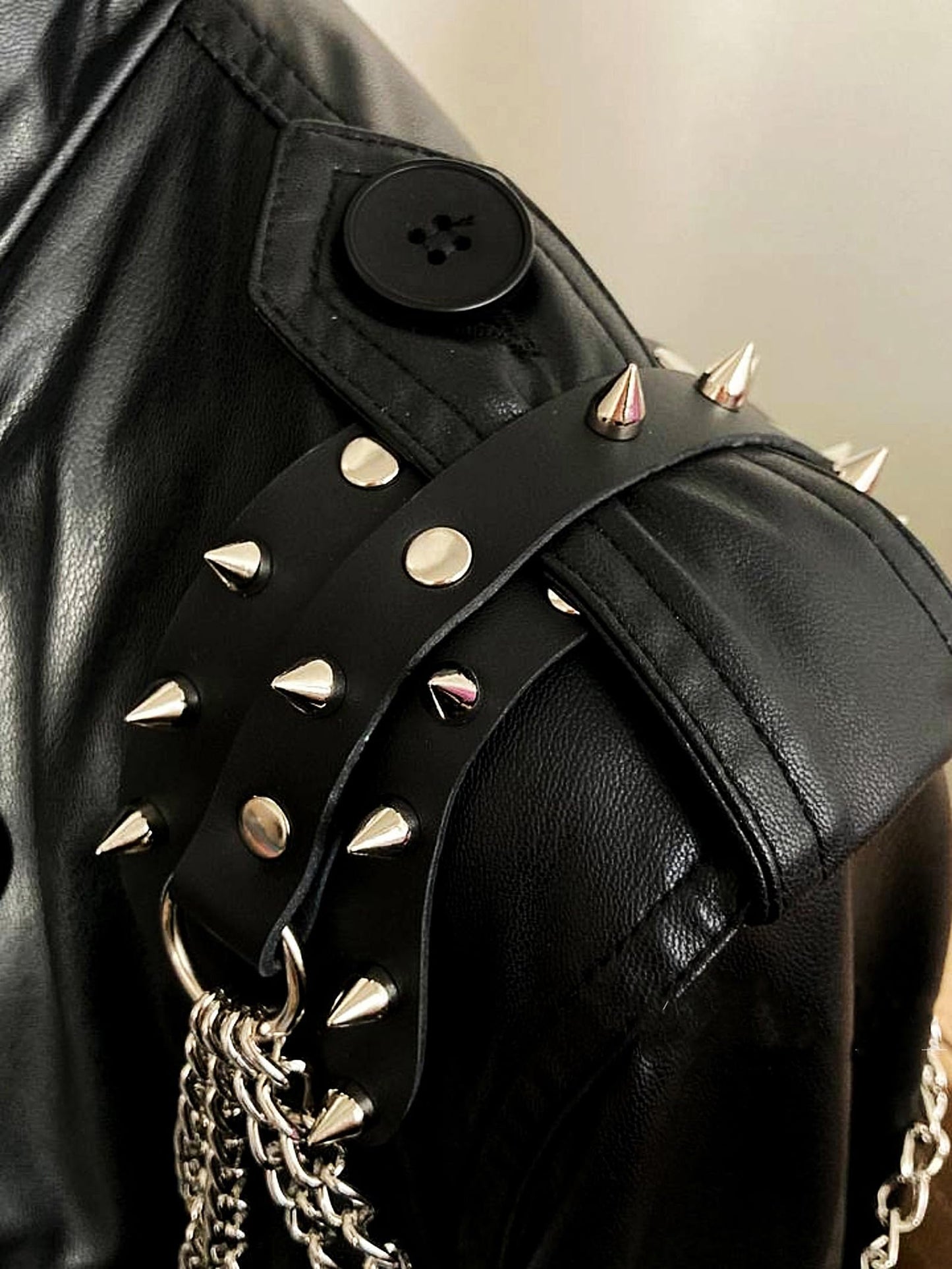 WARANDOD Men’s Faux Leather Shoulder Belt with Alloy Studs and Chain, Punk Gothic Single Shoulder Decorative Harness (Fixed Size)