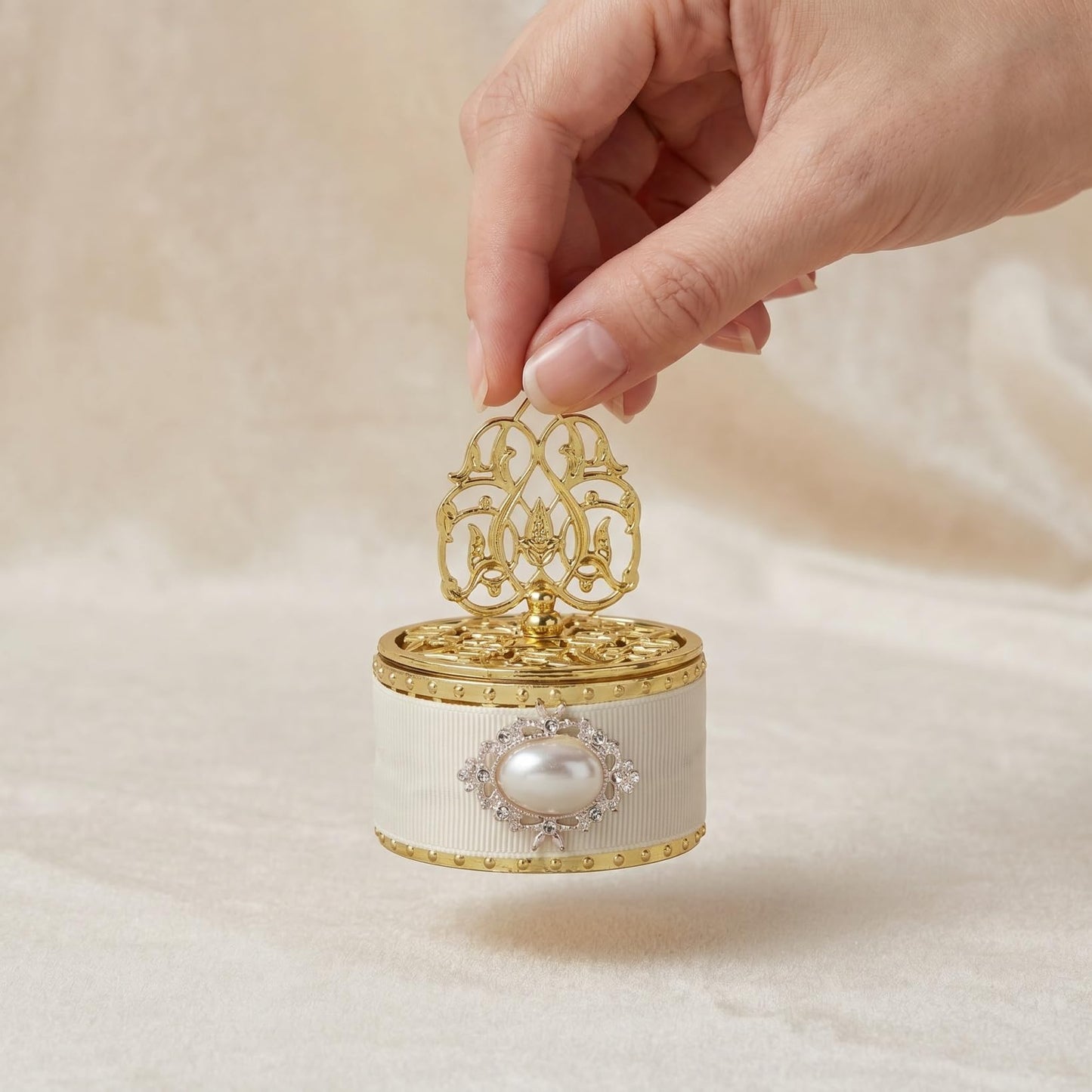 HOLIDYOYO 12pcs Gold Party Favor Boxes Fancy Candy Box Decorative Treat Box European Style Favor Container for Wedding Birthday Anniversary Party