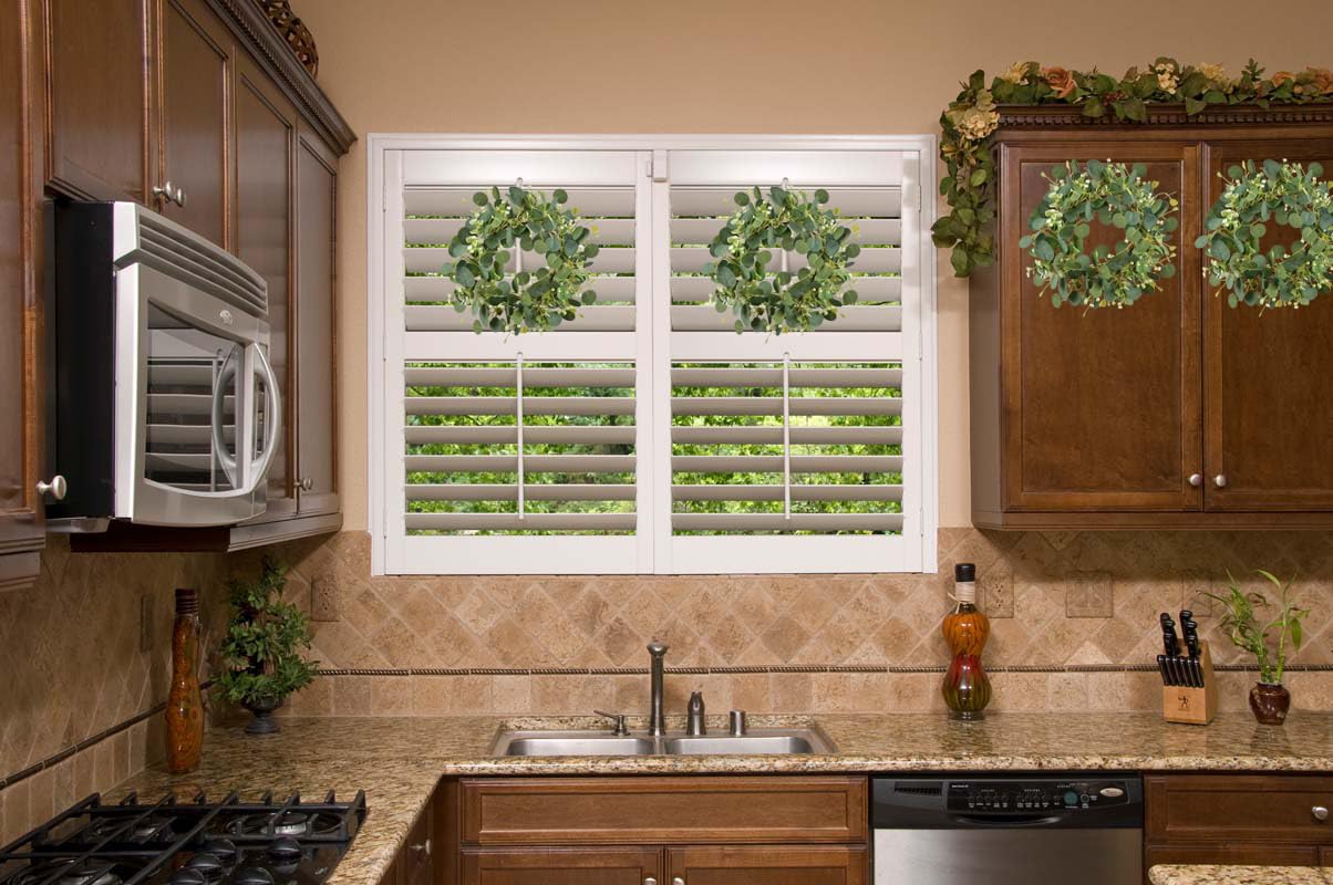 LSKYTOP Green Eucalyptus Wreaths 12'' Artificial Spring Summer Eucalyptus Leaf Wreaths with Berries for Home Farmhouse Front Door Decor