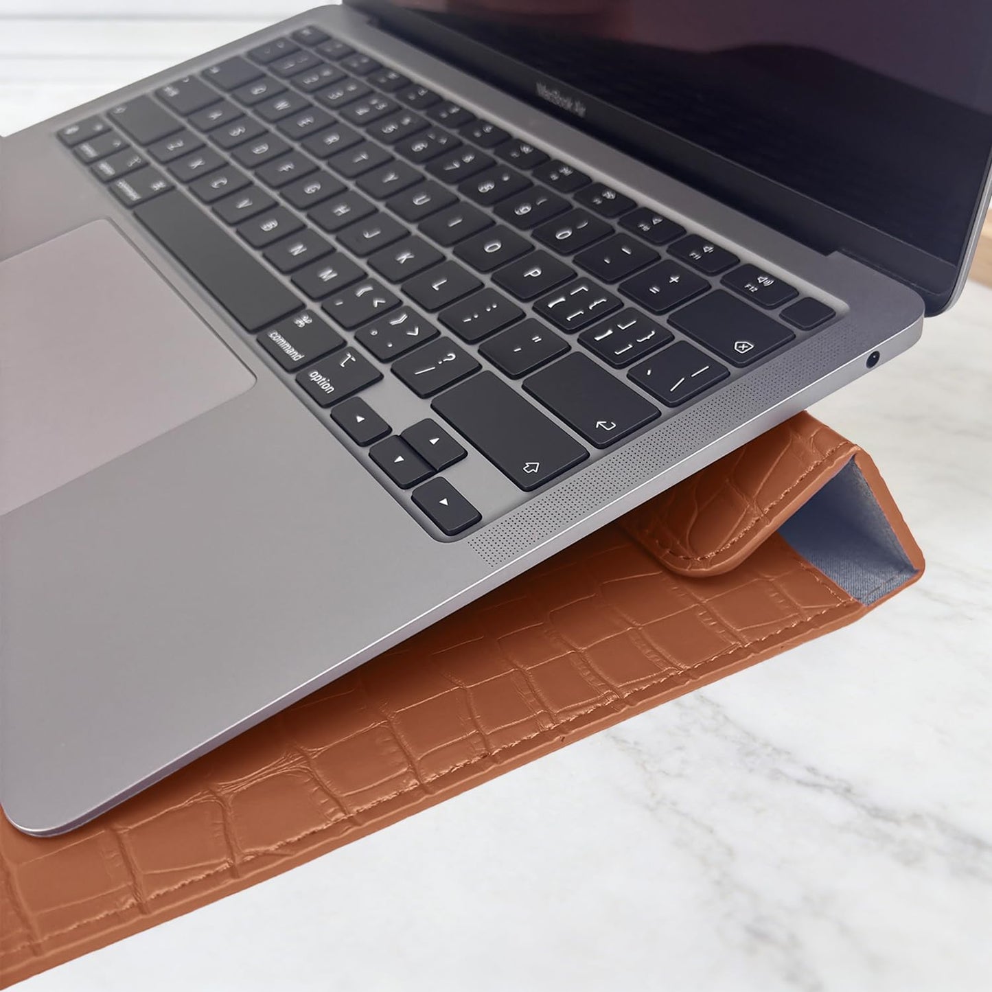 YSCLBAHUKE Crocodile Grain PU Leather Flap Envelope Laptop Sleeve Universal 13-13.3 Inch, Fits with MacBook Neo A18 Pro Chips Air/Pro 2026-2016 M5 M4 M3 M2 M1,HP Dell ASUS Lenovo Notebook,Brown ﻿