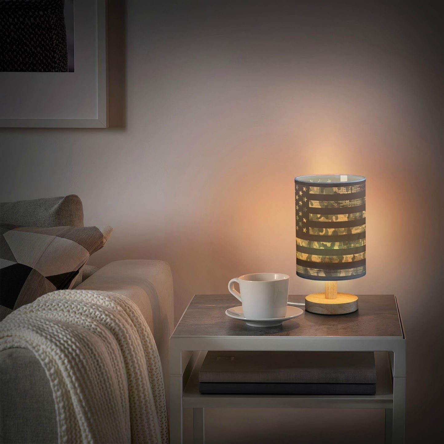 YETTASBIN Camo American Flag Bedside Table Lamp, Small LED Desk Light USB Nightstand Lamp with Non Slip Wood Base & Eye-Friendily Lampshade for Living Room Bedroom Dorm Home Office Desk Decor
