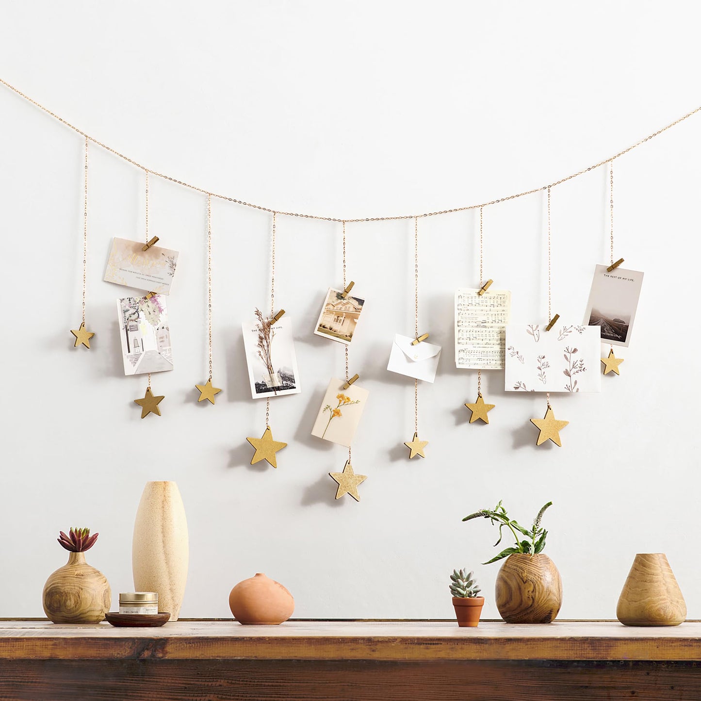 Mkono Hanging Photo Display Boho Decor Wooden Stars Garland with Metal Chains, Pictures Cards Holder with 25 Wood Clips, Wall Art for Christmas Living Room Bedroom Dorm Decor, Teen Girls Gift, Gold