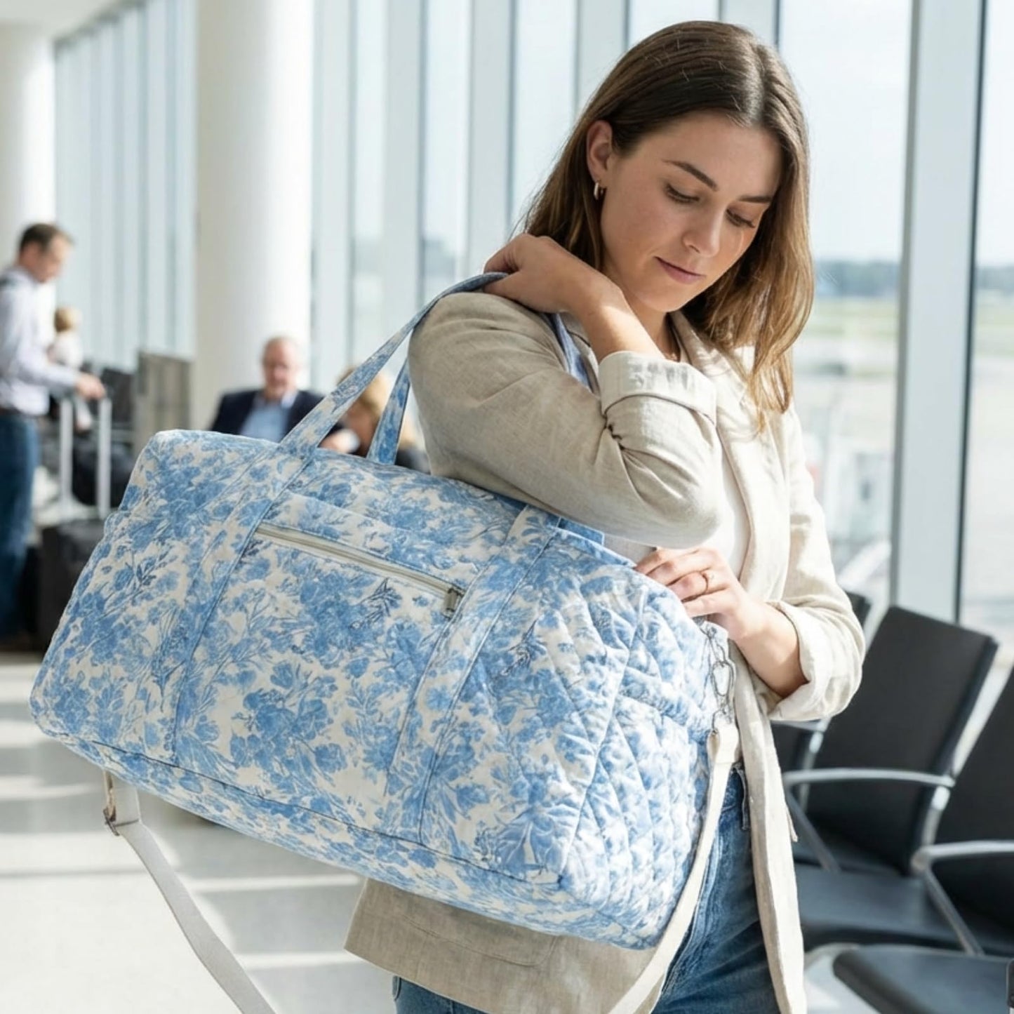 Dansydaisy Large Quilted Travel Duffle Bag for Women Floral Portable Gym Weekender Bag with Zipper Pockets Workout Grocery Pouch Duffle Gift Pouch for Work(Blue Floral)