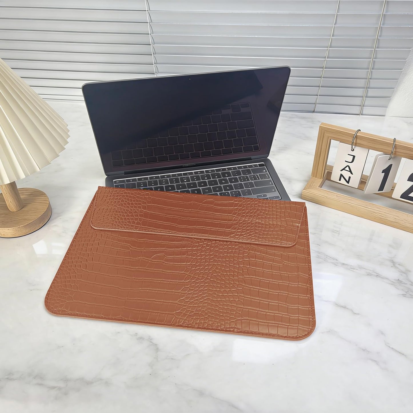 YSCLBAHUKE Crocodile Grain PU Leather Flap Envelope Laptop Sleeve Universal 13-13.3 Inch, Fits with MacBook Neo A18 Pro Chips Air/Pro 2026-2016 M5 M4 M3 M2 M1,HP Dell ASUS Lenovo Notebook,Brown ﻿