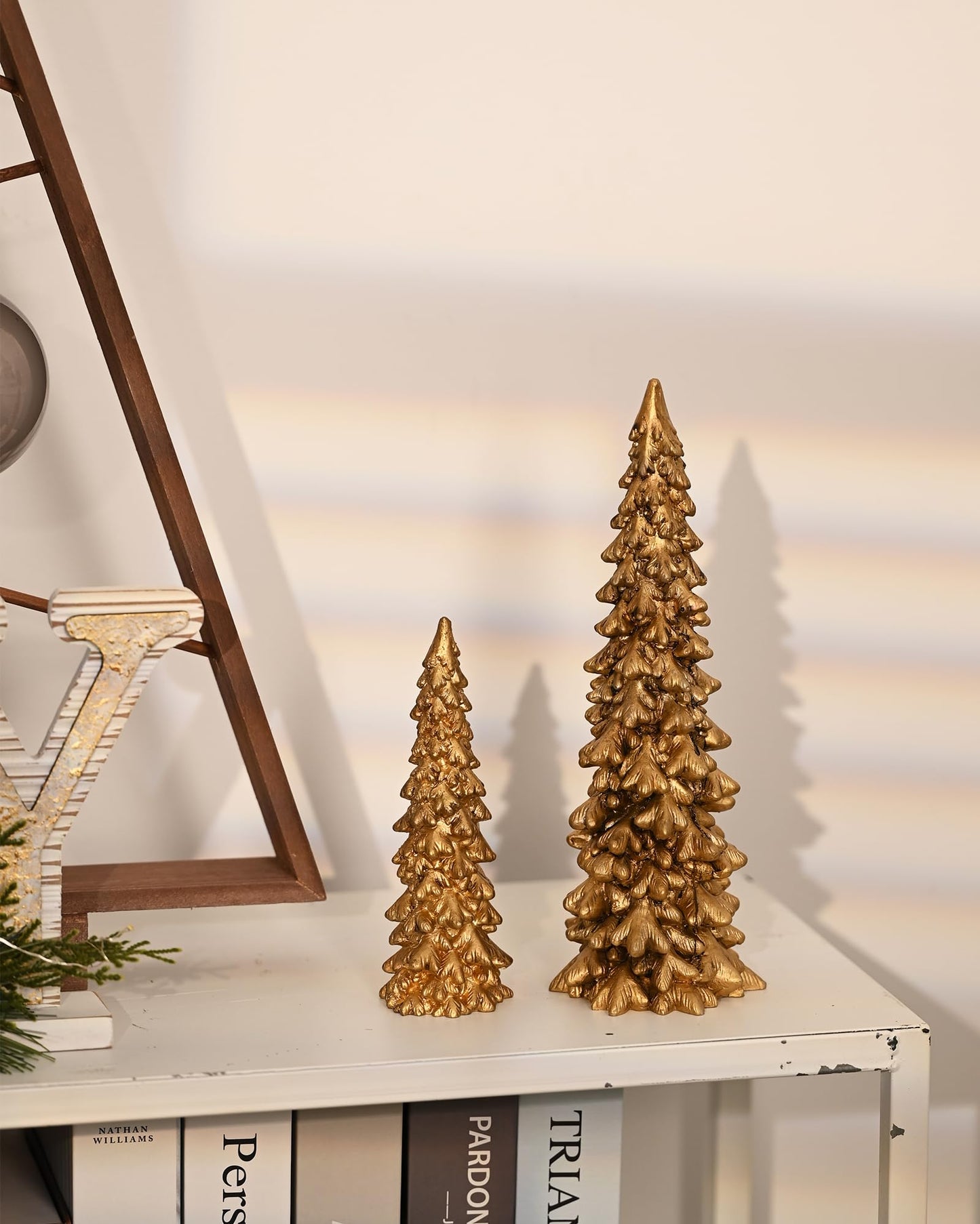 RM ROOMERS Christmas Tree Figurines, 2Pcs Christmas Trees Resin Distressed Gold Table Top, Small Xmas Tree Figurine Set, Decorative Xmas Trees for Rustic Mantle Centerpieces