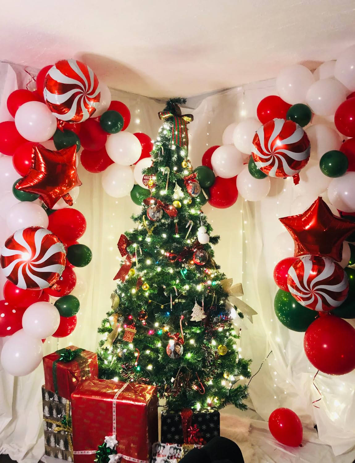 Christmas Balloon Garland Arch Kit, 123PCS Red Green White New Year Xmas Balloons with Candy,Gift Box,Red Star,Cane Foil Balloons for Christmas Party Decorations,Birthday,Baby Shower