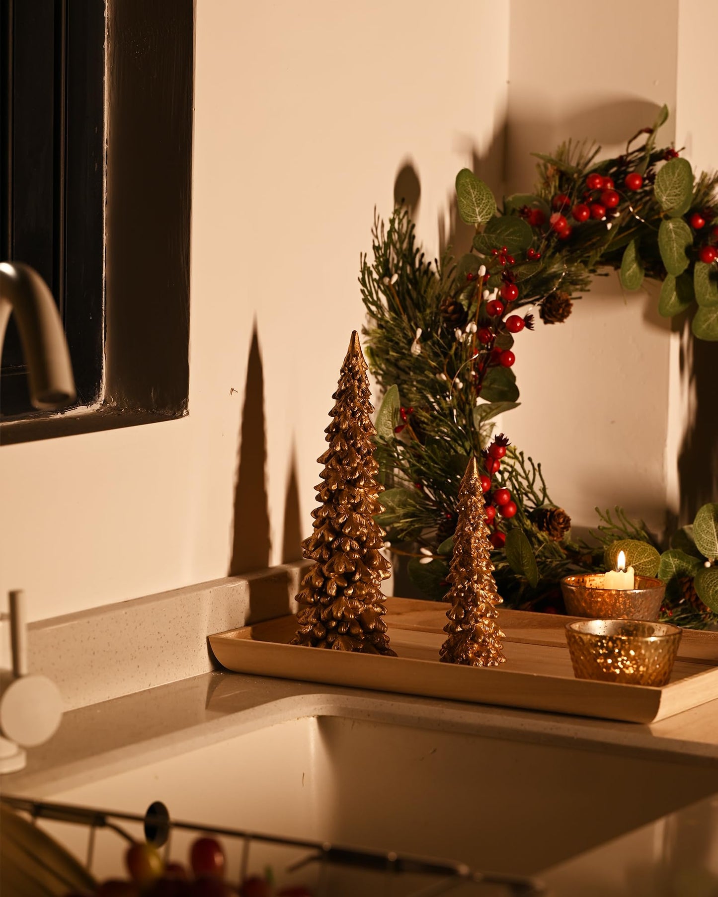 RM ROOMERS Christmas Tree Figurines, 2Pcs Christmas Trees Resin Distressed Gold Table Top, Small Xmas Tree Figurine Set, Decorative Xmas Trees for Rustic Mantle Centerpieces