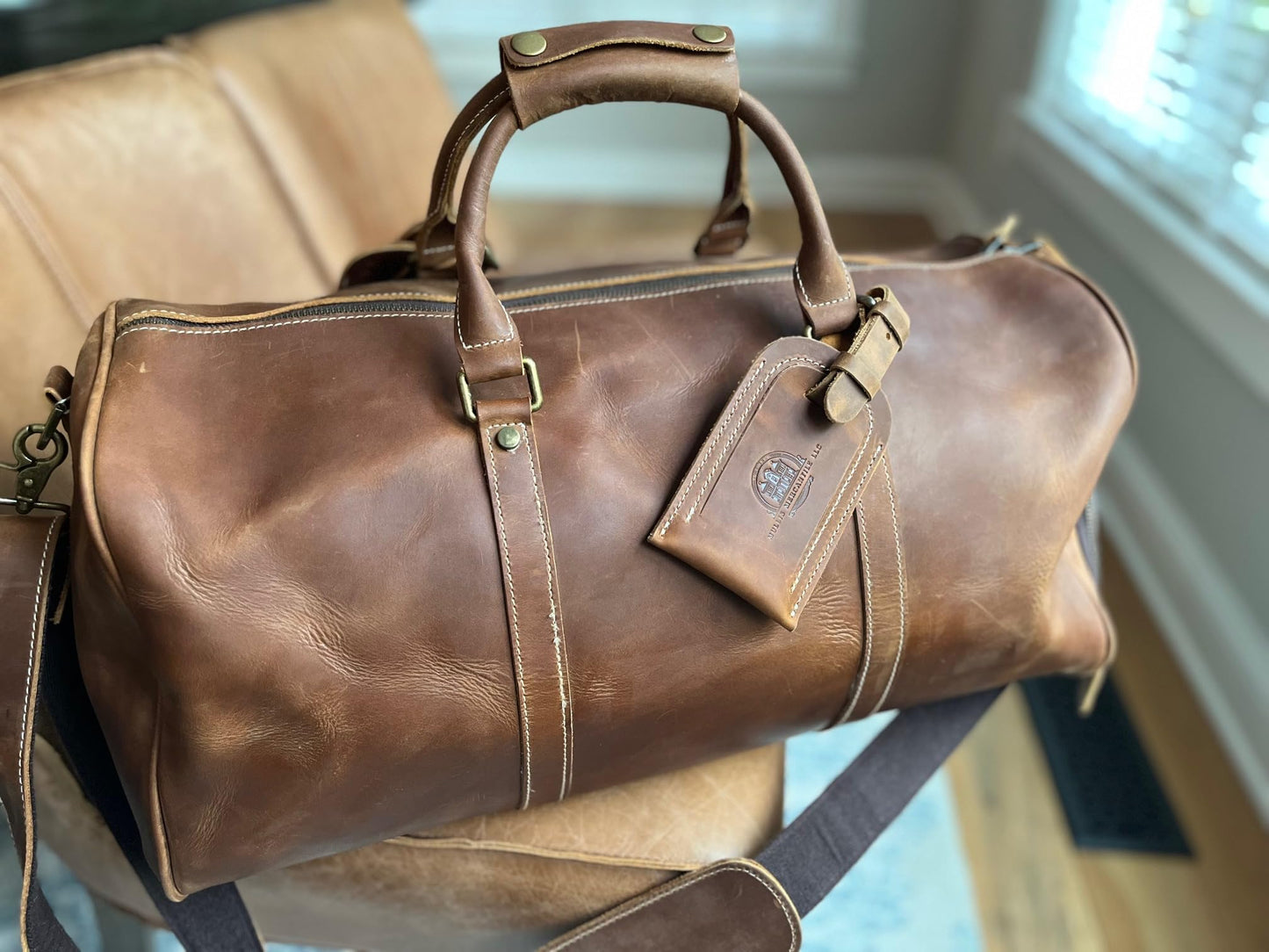 Mullis Mercantile Leather Weekender Bag, an ideal men's classic. Perfect for overnight stays, full-grain leather, a retro design, gym, and a YKK zipper, brown. (22 inch Vintage Leather Duffle)