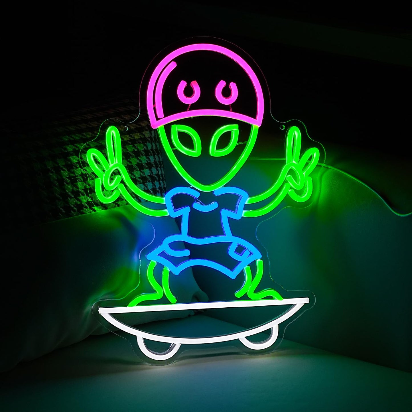 JLEWUINH Skateboarding Aliens Neon Sign Aliens Led Neon Light for Wall Decor USB Cool Aliens Light Sign for Game Room Bedroom Man Cave Art Wall Decor(16.5”*12.6”)