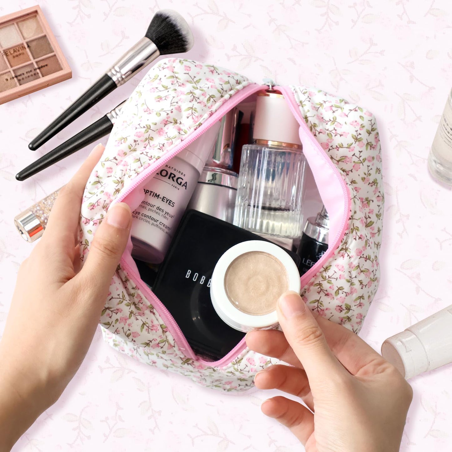 dark swan Cotton Quilted Makeup Bag, Cute Pouch Toiletry Bag Cosmetic Bag Quilted Floral Organizer Bag Travel Coquette Aesthetic Portable Storage Zipper Purse for Women (Pink)