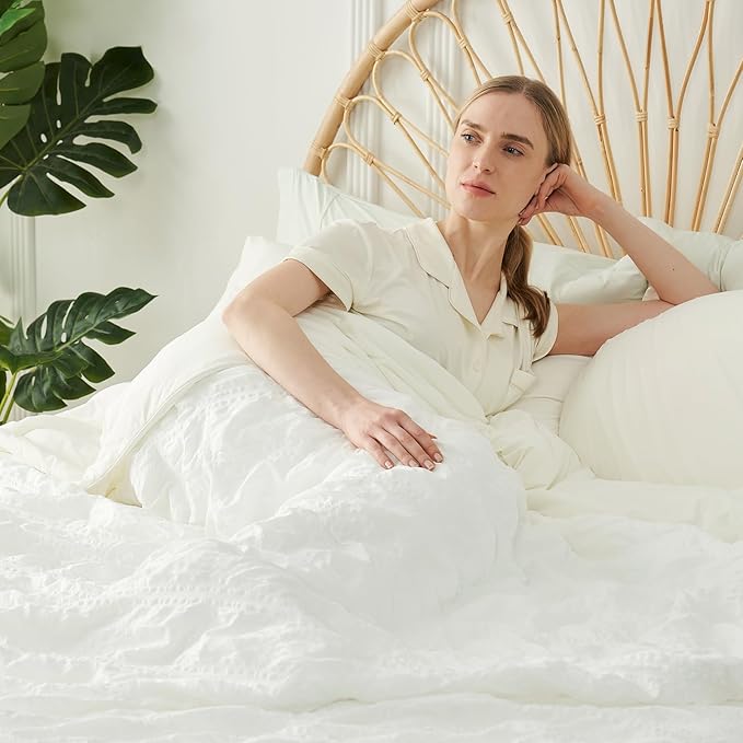 Cozy Bliss Cooling Comforter Twin Size Seersucker Plaid, Q-Max 0.4 Reversible Lightweight Cooling Blanket, Breathable Silk Smooth Summer Bedding Quilt for Hot Sleepers Night Sweats White