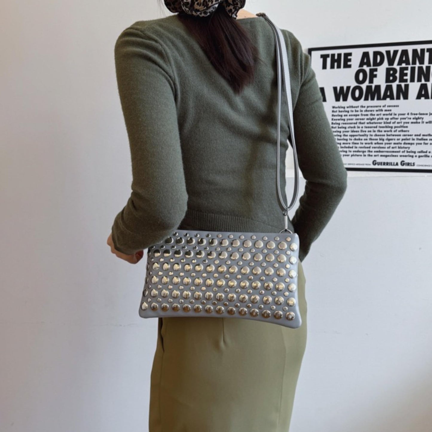 WIGUYUN Women Rivet Envelope Clutch Bag Purse Fashion Faux Leather Studded Crossbody Bag Evening Handbag for Ladies,Grey