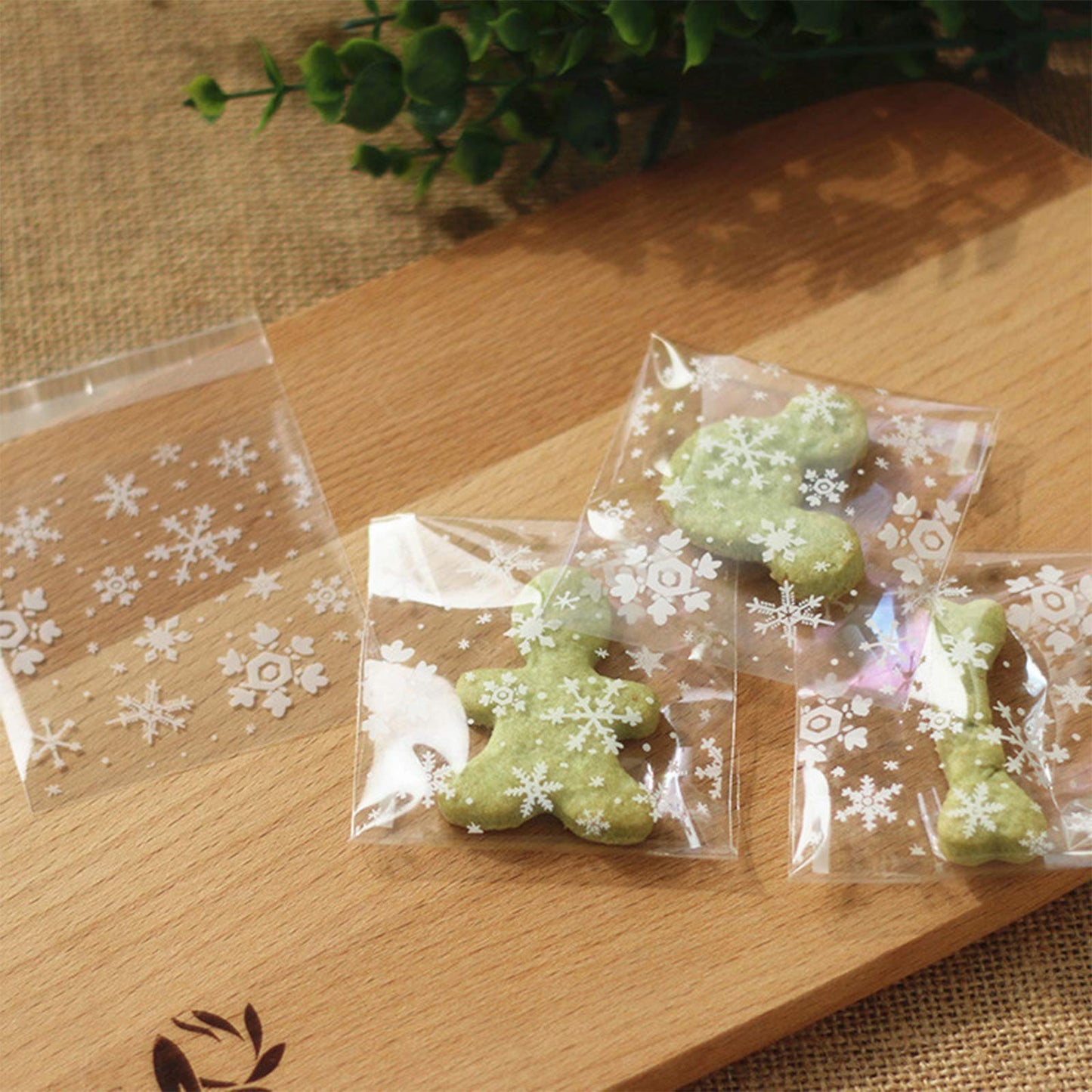 TAPEGO Snowflake Cookie Bags Christmas Cellophane Bags Candy Bakery Gift Bags Self Adhesive Resealable OPP Bags Christmas Party Supplies 100PCS
