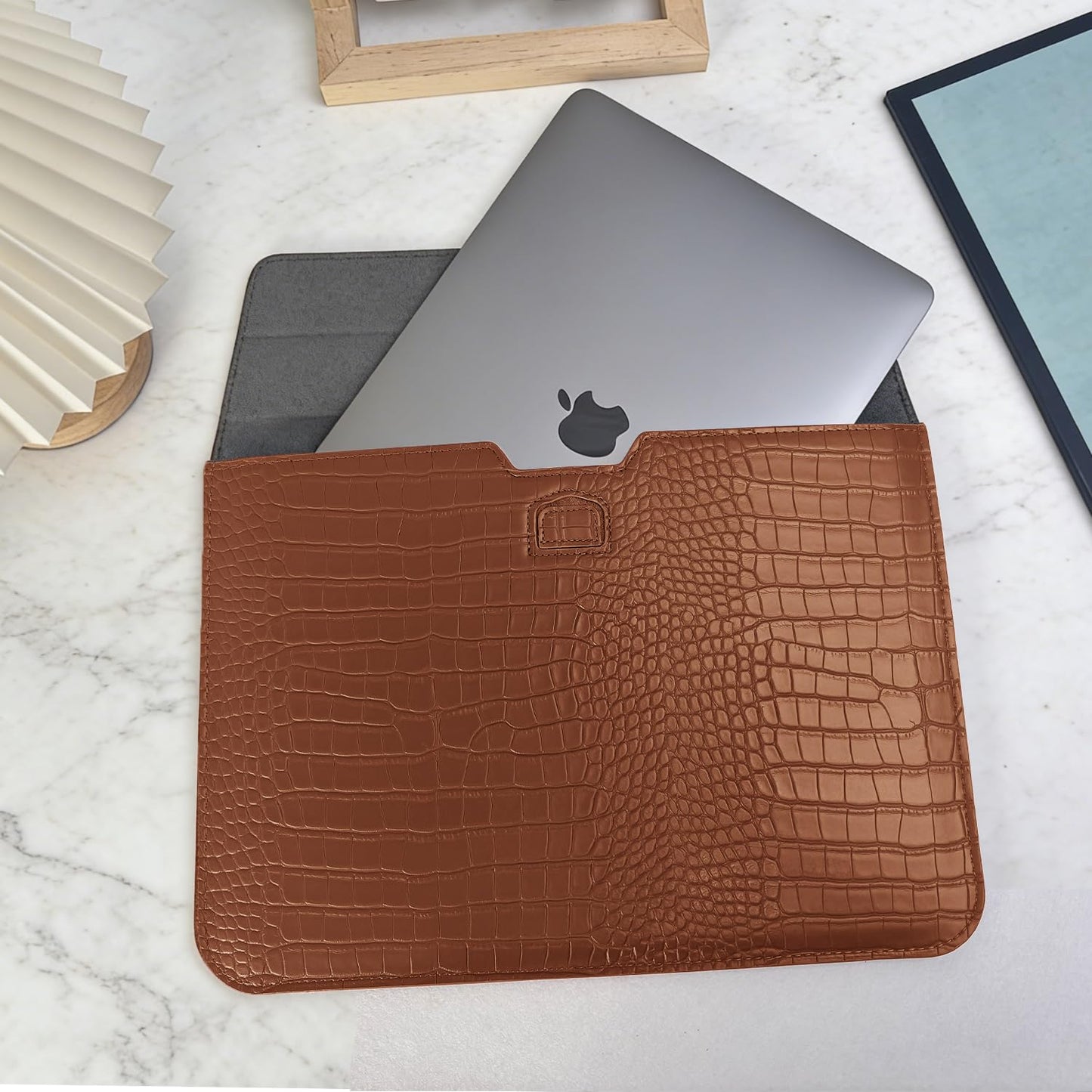 YSCLBAHUKE Crocodile Grain PU Leather Flap Envelope Laptop Sleeve Universal 13-13.3 Inch, Fits with MacBook Neo A18 Pro Chips Air/Pro 2026-2016 M5 M4 M3 M2 M1,HP Dell ASUS Lenovo Notebook,Brown ﻿