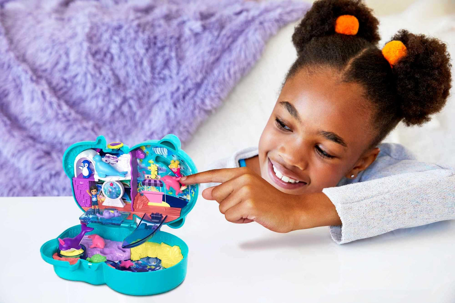 Polly Pocket Otter Aquarium Compact, Aquarium Theme with Micro Polly & Nicolas Dolls, 5 Reveals & 12 Accessories, Pop & Swap Feature, Great Gift for Ages 4 Years Old & Up
