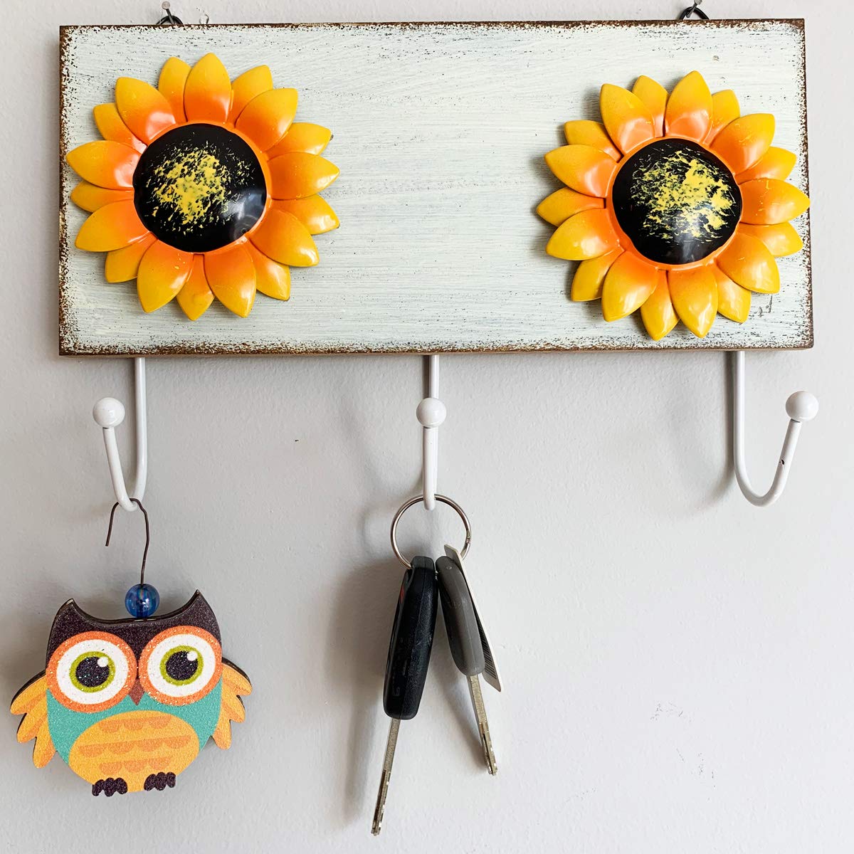YUMBOR Rustic Wooden Sunflower Wall Hook Keys Aprons Towel Hanger Kitchen Wall Decor Flower Wall Holder Countryside Farmhouse Wall Decoration for Home Kitchen Entryway Office-(White)