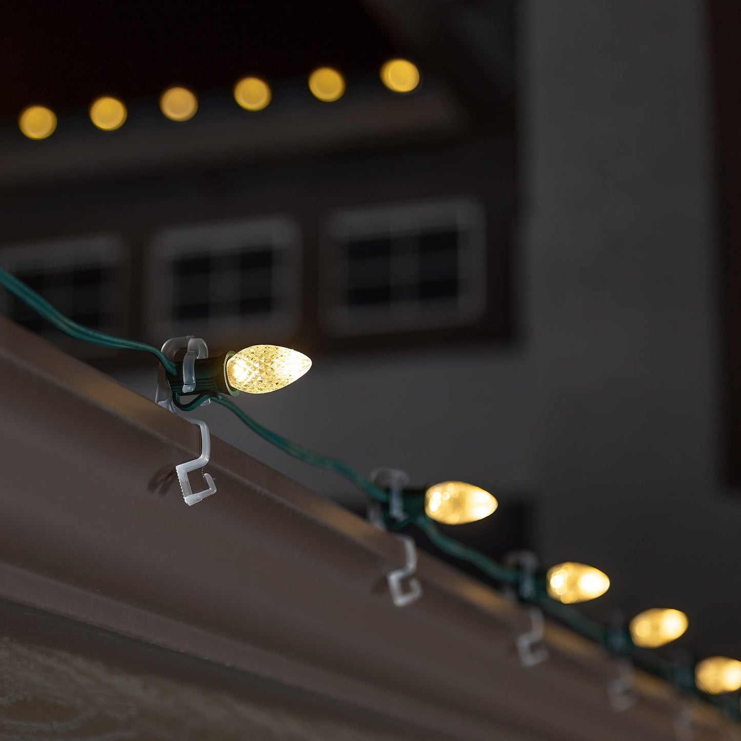 HLO Lighting Omni All-in-One Christmas Light Clips | Hang C9 or C7 Light Strings from Rain Gutters or Shingles | Pack of 100 Clips