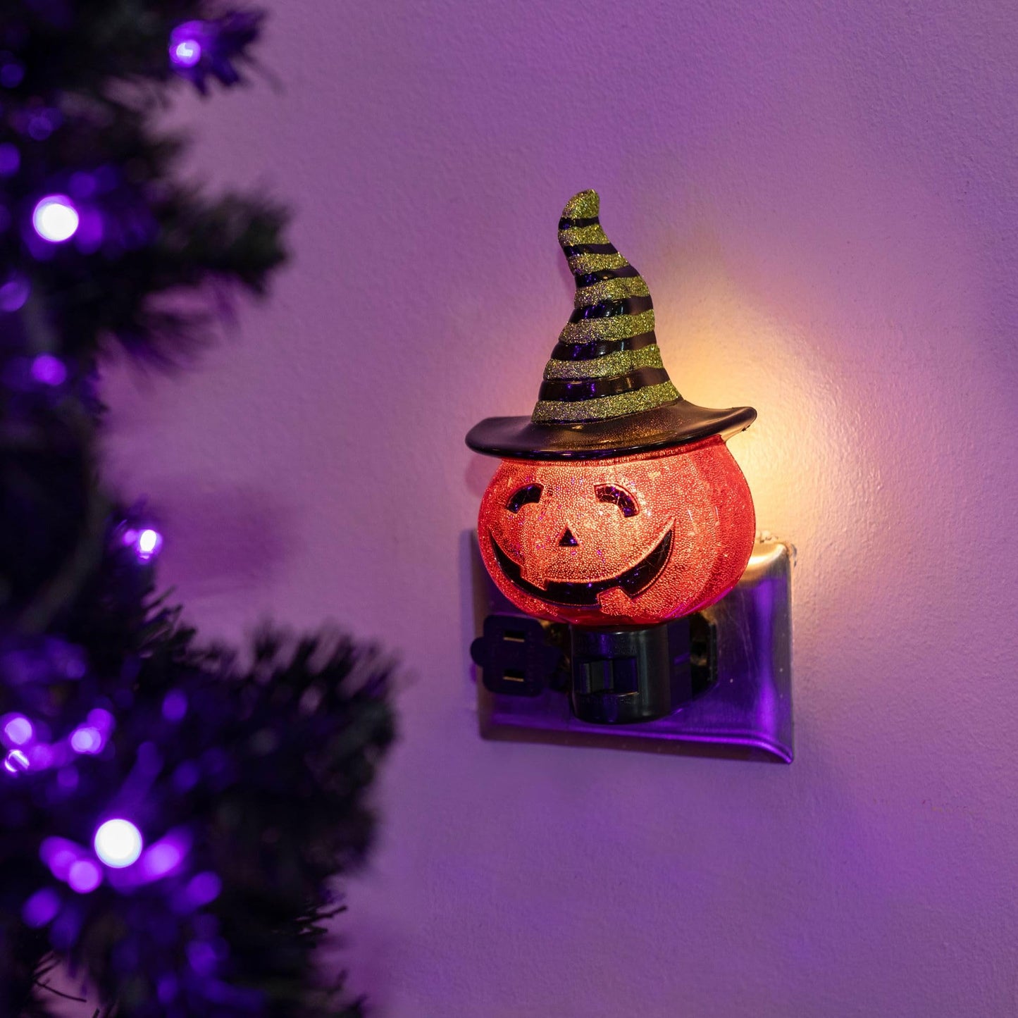 Novelty Lights LED Lamp Pumpkin in Witch Hat Halloween Decoration Night Light with Swivel Plug