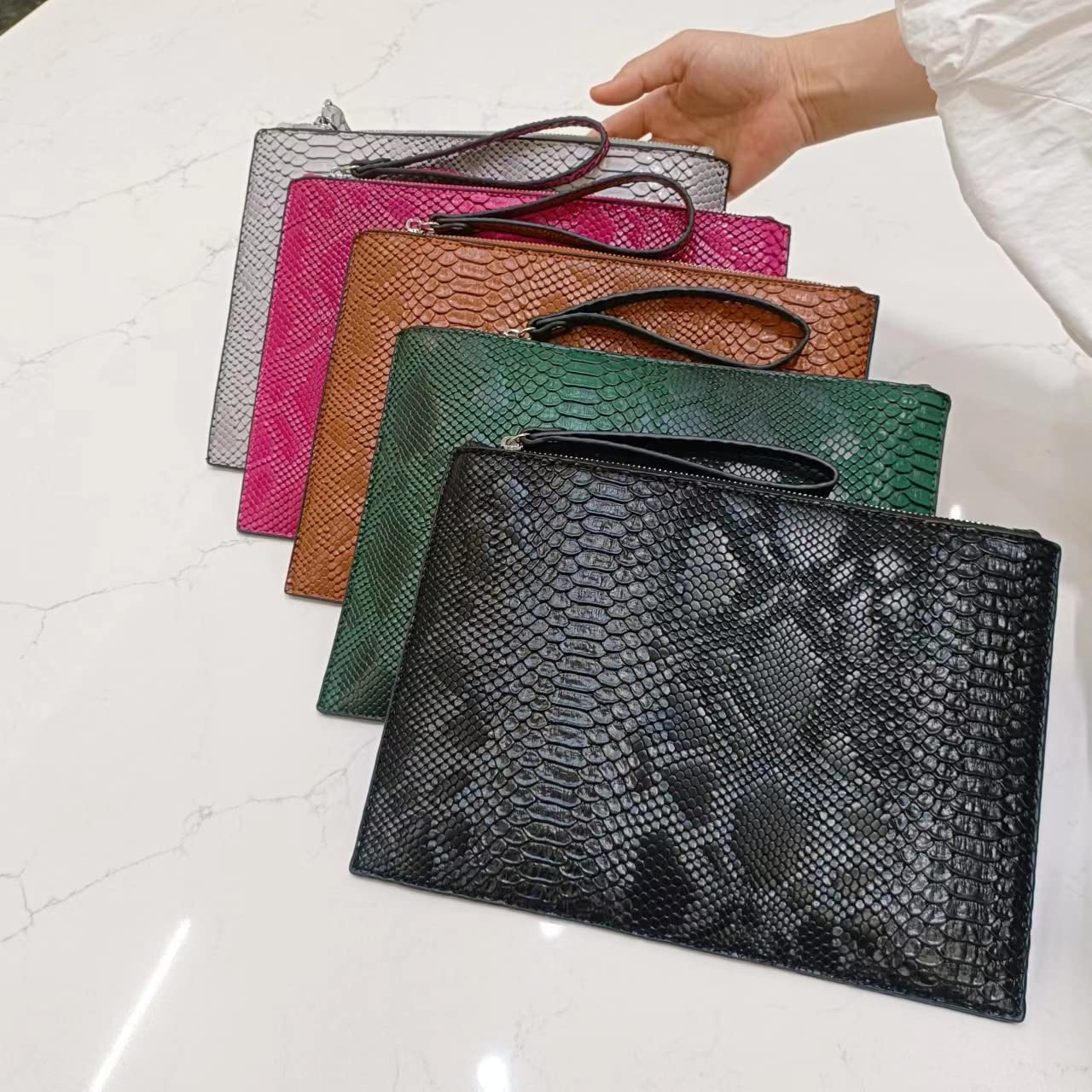 NIGEDU Women Clutches Fashion Snakeskin PU Leather Party Envelope Purse Bag with Hand Strap (Green)