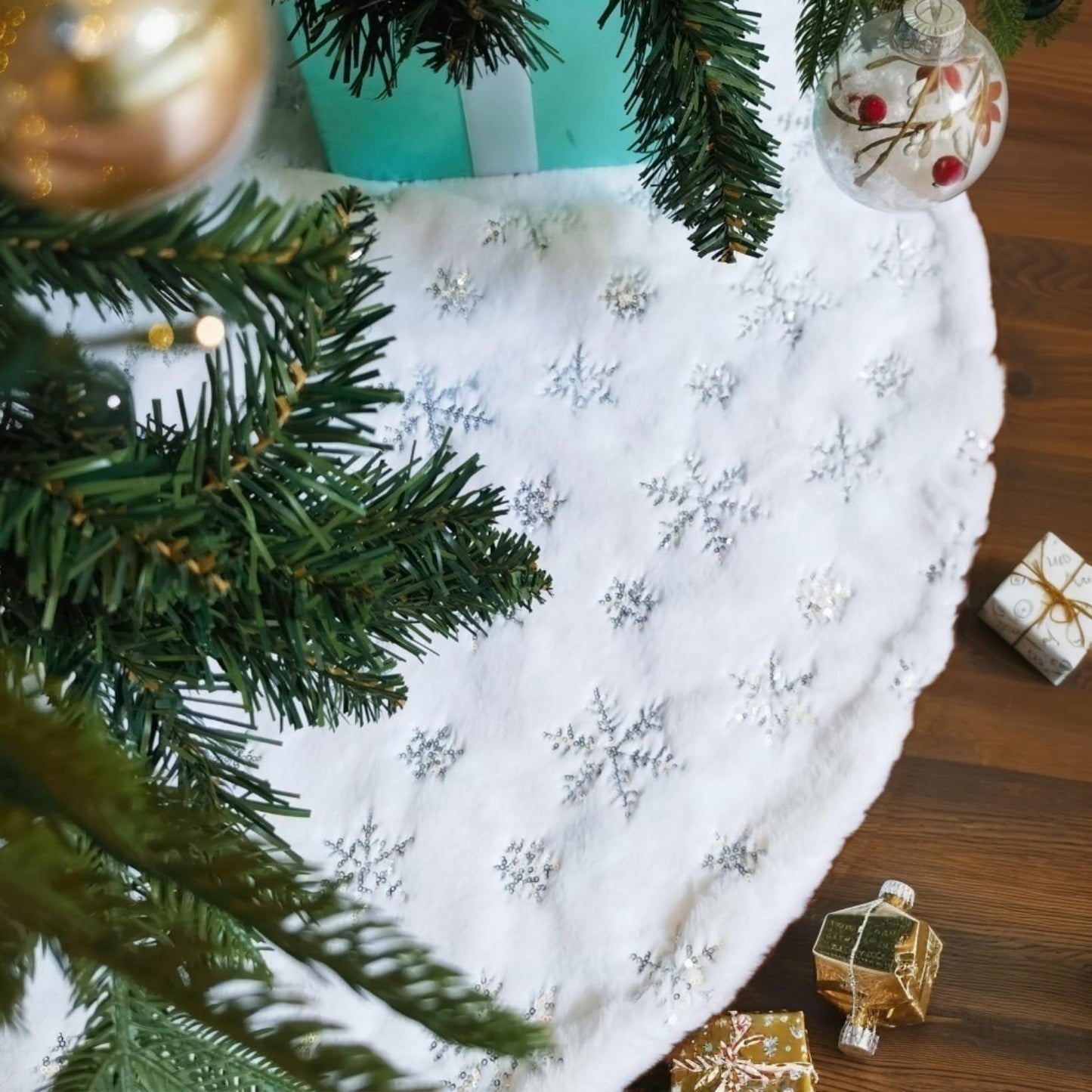 CHICHIC 48 Inch Large Christmas Tree Skirt White Tree Skirt Xmas Faux Fur Tree Skirts Christmas Decorations for Holiday Tree Ornaments Christmas Party Home Decorations with Sequin Silver Snowflakes