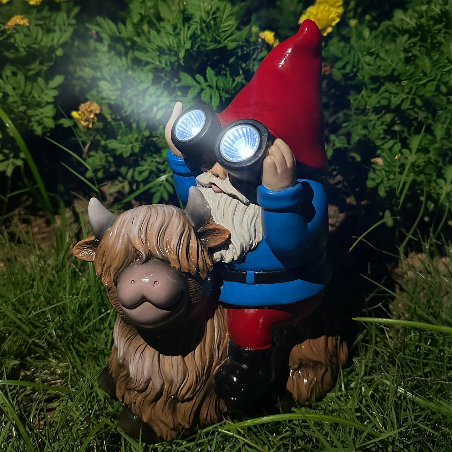 Vovkokc Christmas Gnome Decorations Statue - Garden Gnomes Solar LED Telescope Lights Sitting on Highland Cow Outdoor Patio Lawn Yard Balcony Home Decor Gnomes Gifts for Women Mom