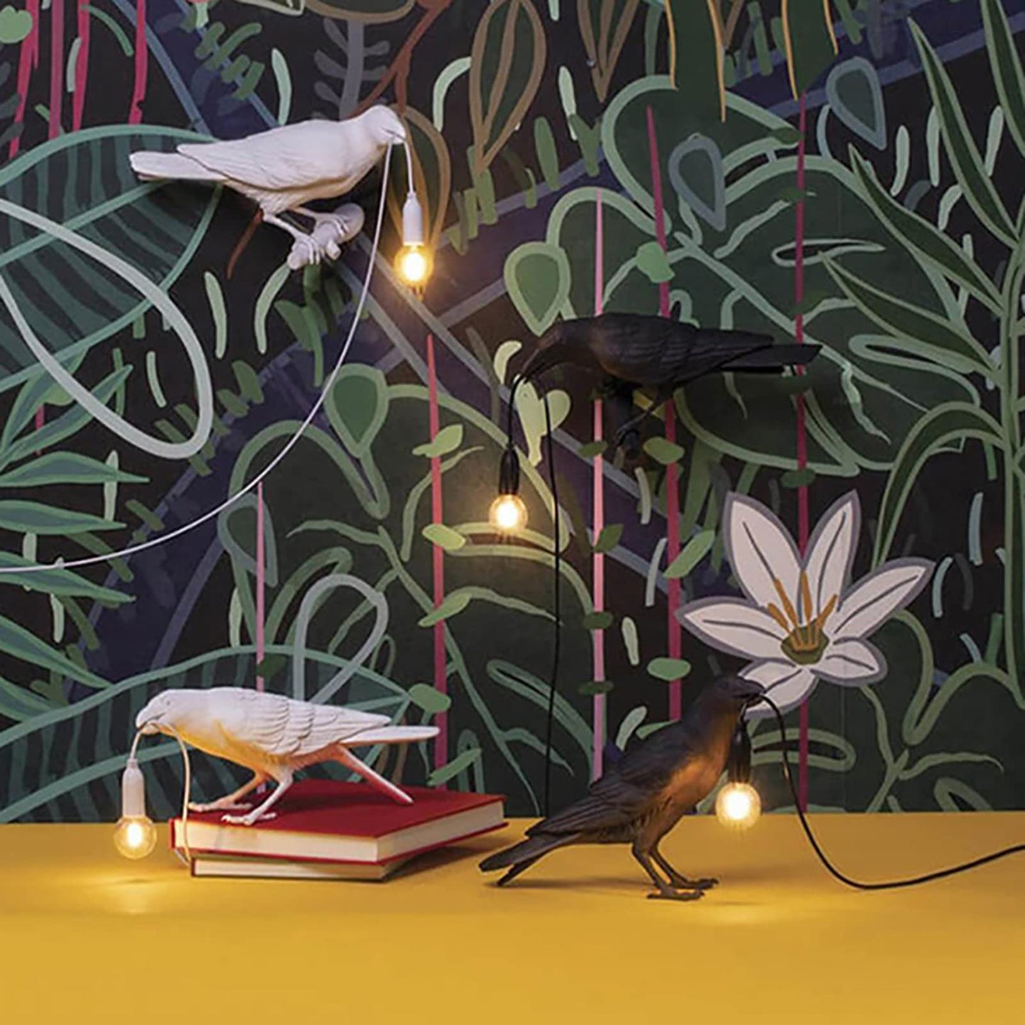 Pizga Raven Table Lamp - Lifelike Resin Crow Light, Art Deco Wall and Desk Lamp for Living Room Decoration (White Stand)