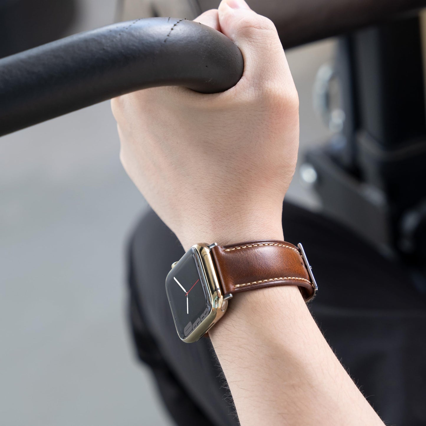 Gomvadr Leather Bands Compatible with Apple Watch Band 44mm 45mm 46mm, Oil Wax-tanned Leather Strap for Mens Apple Watch Series 11 10 9 8 7 6 5 4/SE3 (Tan/Silver Buckle/Contrast Stitch)