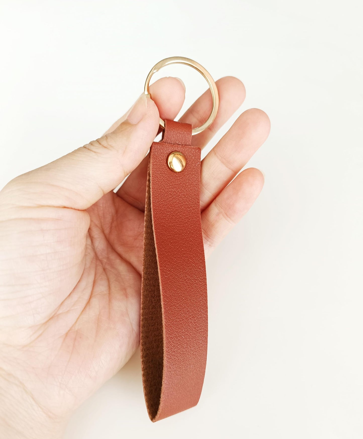 Aukousn,100 Pack Blank Leather Keychain Engraving Blanks Key Chain with Key Rings for DIY Craft 10 Colors