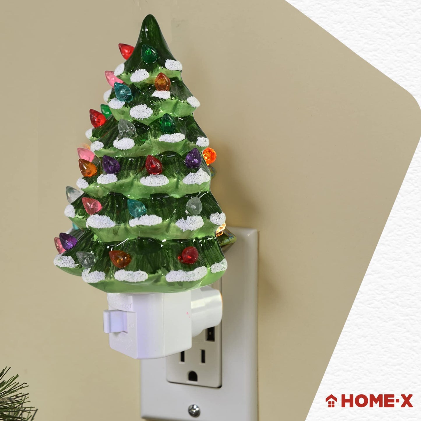 Home-X Christmas Tree Night-Light Plug-in, Vintage Festive Night-Light for Kids and Adults, Green