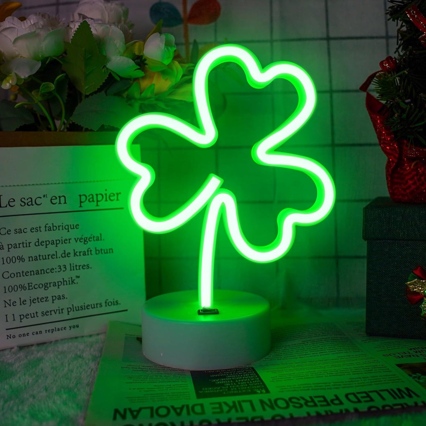 St Patrick's Day Shamrock Light - Patrick Party Neon Sign Decoration - Green Clover LED Night Light - USB or Battery Powered Table Lamp - Lucky Shamrocks Gifts for Kids - Decor for Window Room Bedroom